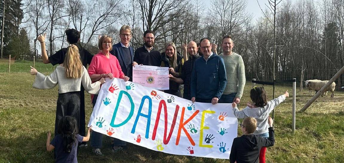  Bei der symbolischen Scheckübergabe trafen unter anderem Kristin Reith und Lorenz Walther, die Einrichtungsleiterin und der Geschäftsführer des Hauses Michael, und der ehemalige Präsident des Lions Clubs Wuppertal-Mitte, Andreas Ladach, sowie der aktuelle Präsident Arnd Krüger. 