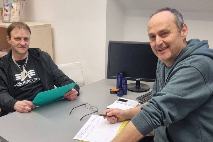 Eric Stöcker (re.) und Mitarbeiter Uwe Keller im Begegnungszentrum Wiki in Wichlinghausen.