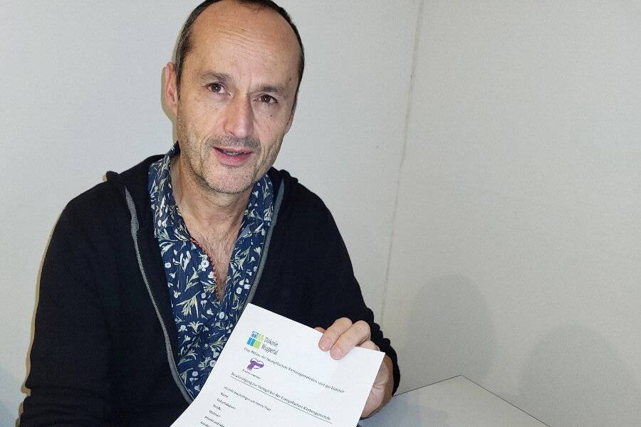 Einfach zu verstehen: Eric Stöcker mit dem Formular, das für den Wärmwinter ausgefüllt werden muss.