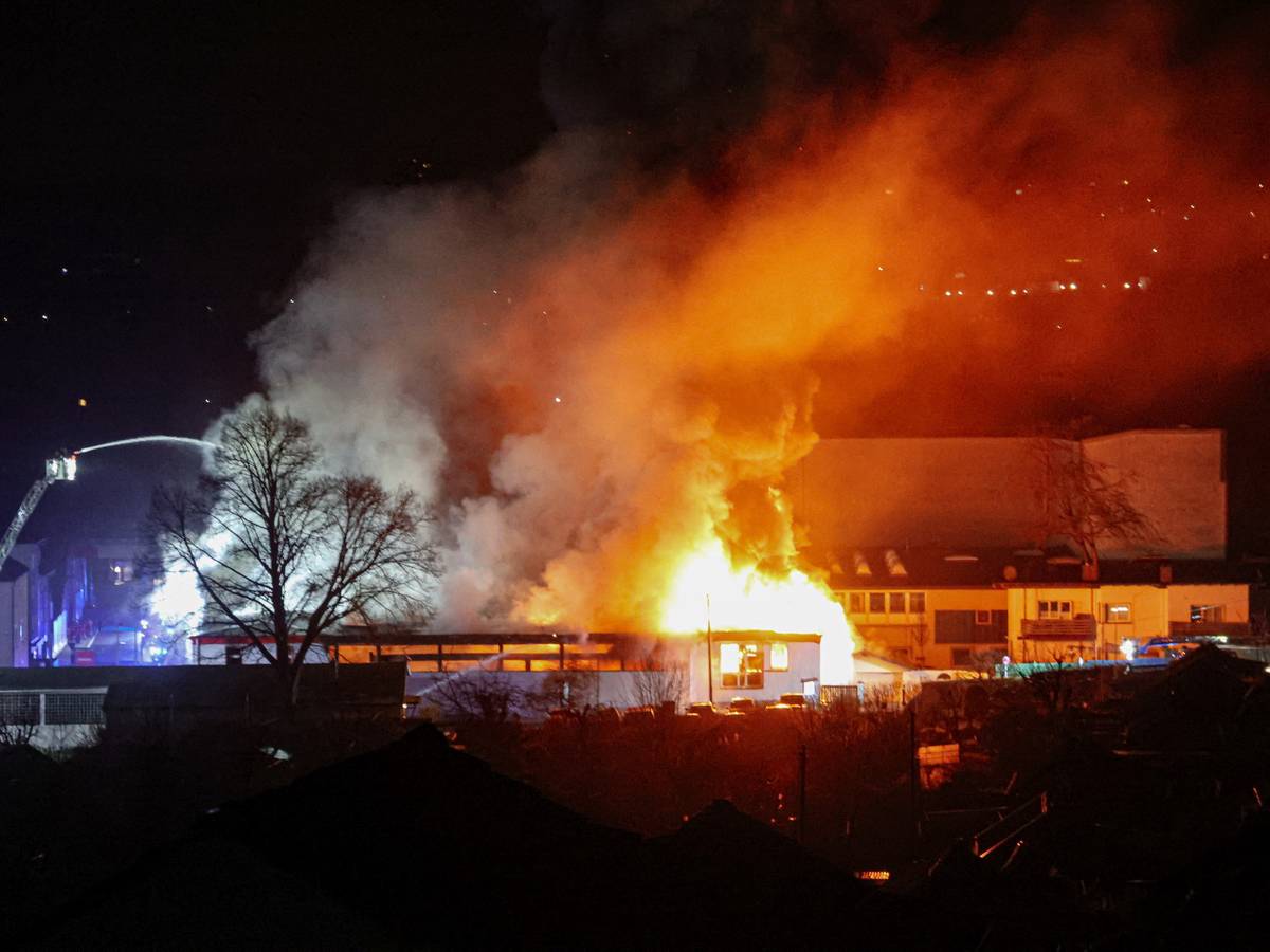 Mit Bildern: Großbrand auf Rettungswache der Malteser