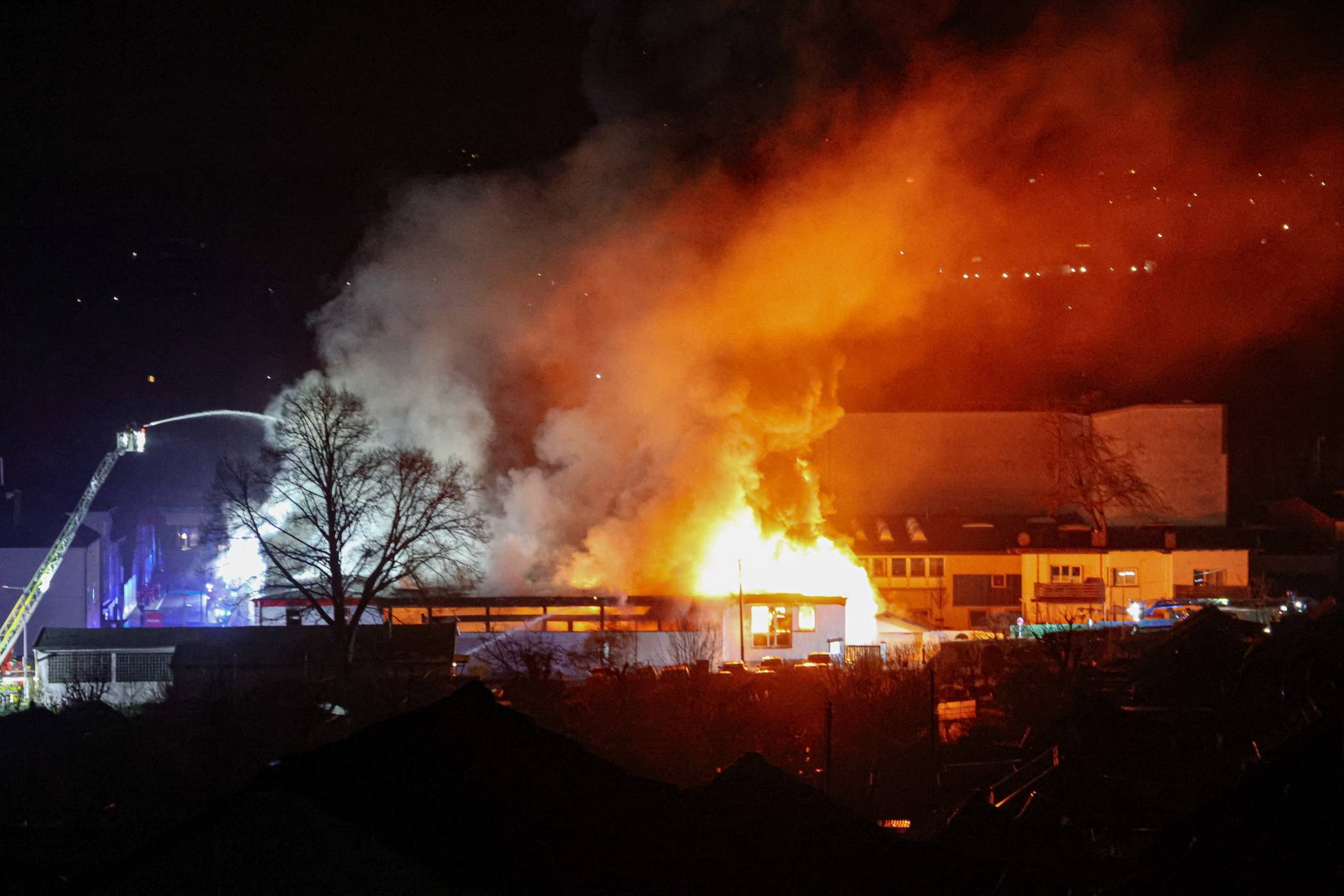 Die Wache wurde durch die Flammen schwer beschädigt.
