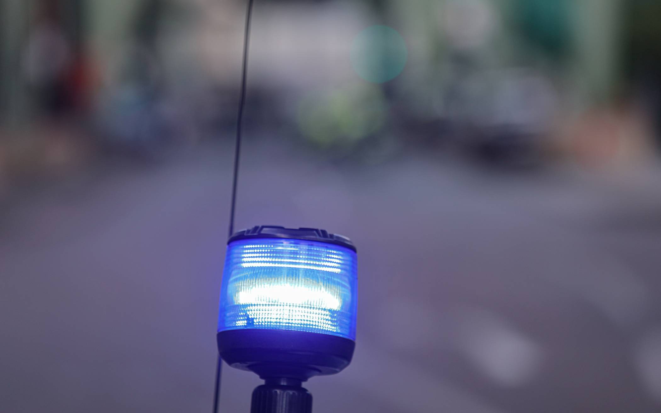 Mann randaliert an Schwebebahn-Haltestelle