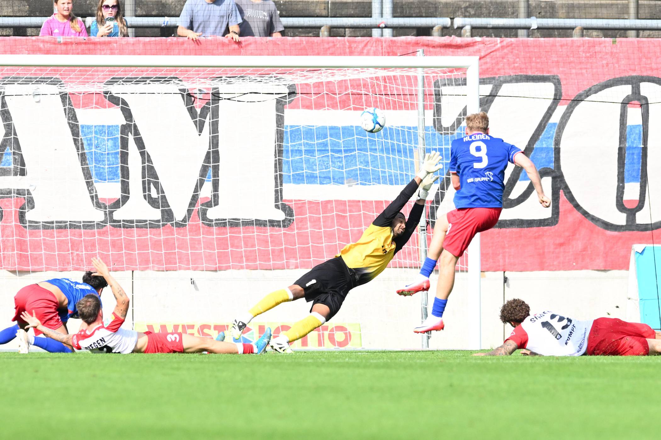 Mit diesem Schuss rettete Fritz Kleiner im Hinspiel einen Punkt.