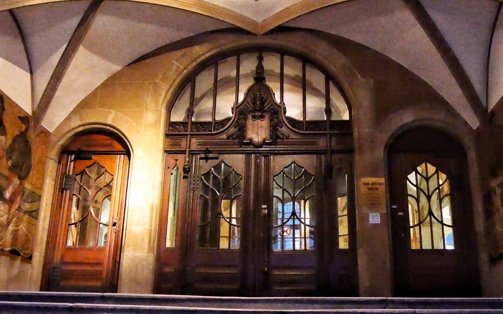 Der Eingang des Verwaltungsgebäudes am Neumarkt.