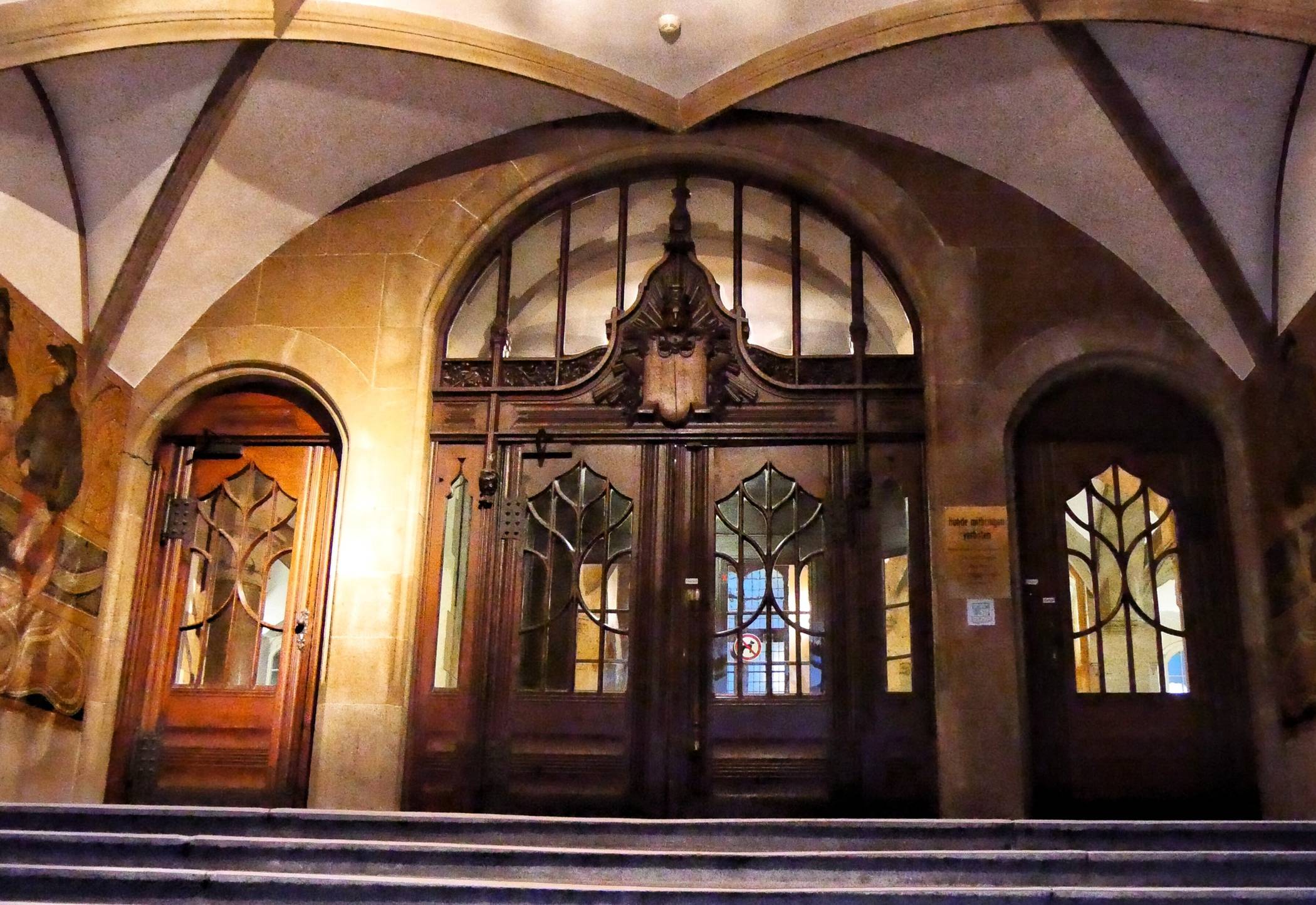 Der Eingang des Verwaltungsgebäudes am Neumarkt.