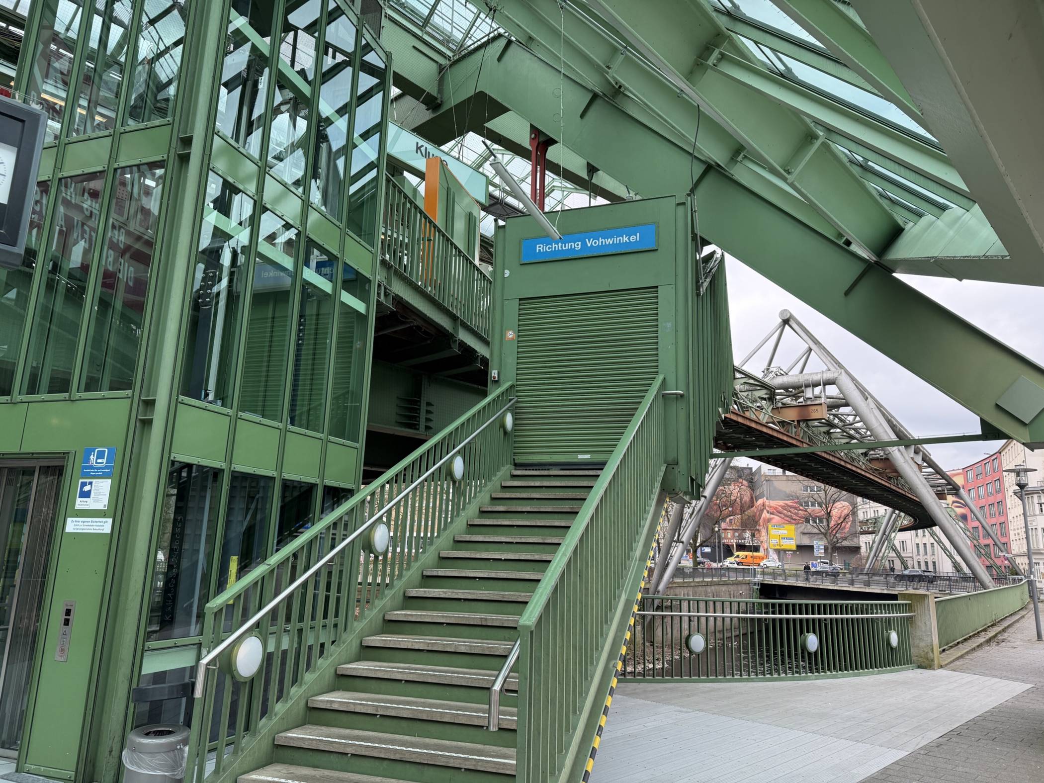  Die Schwebebahn-Stationen – hier an der Kluse – bleiben geschlossen. 