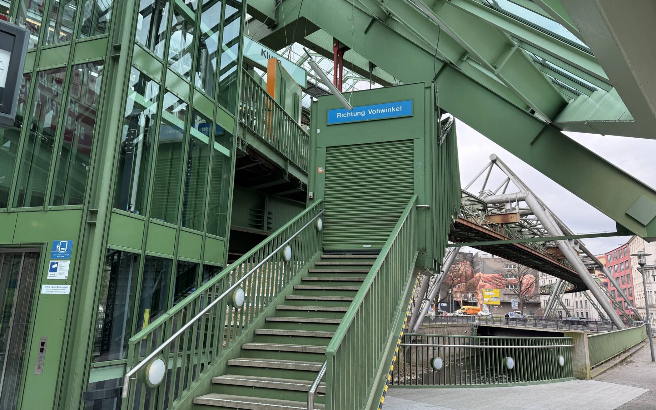 Die Schwebebahn-Stationen – hier an der