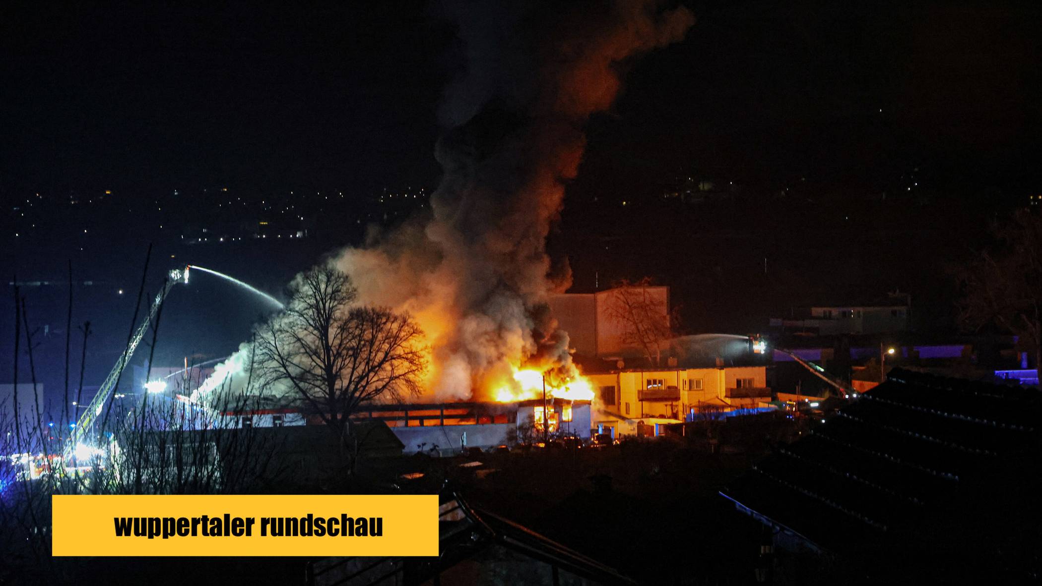  Die Flammen schlugen in den Nachthimmel. 