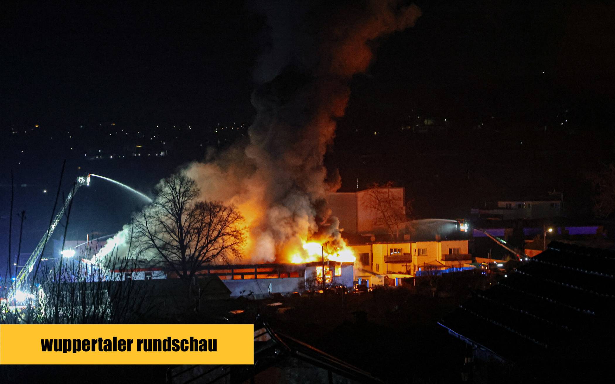 Die Flammen schlugen in den Nachthimmel.