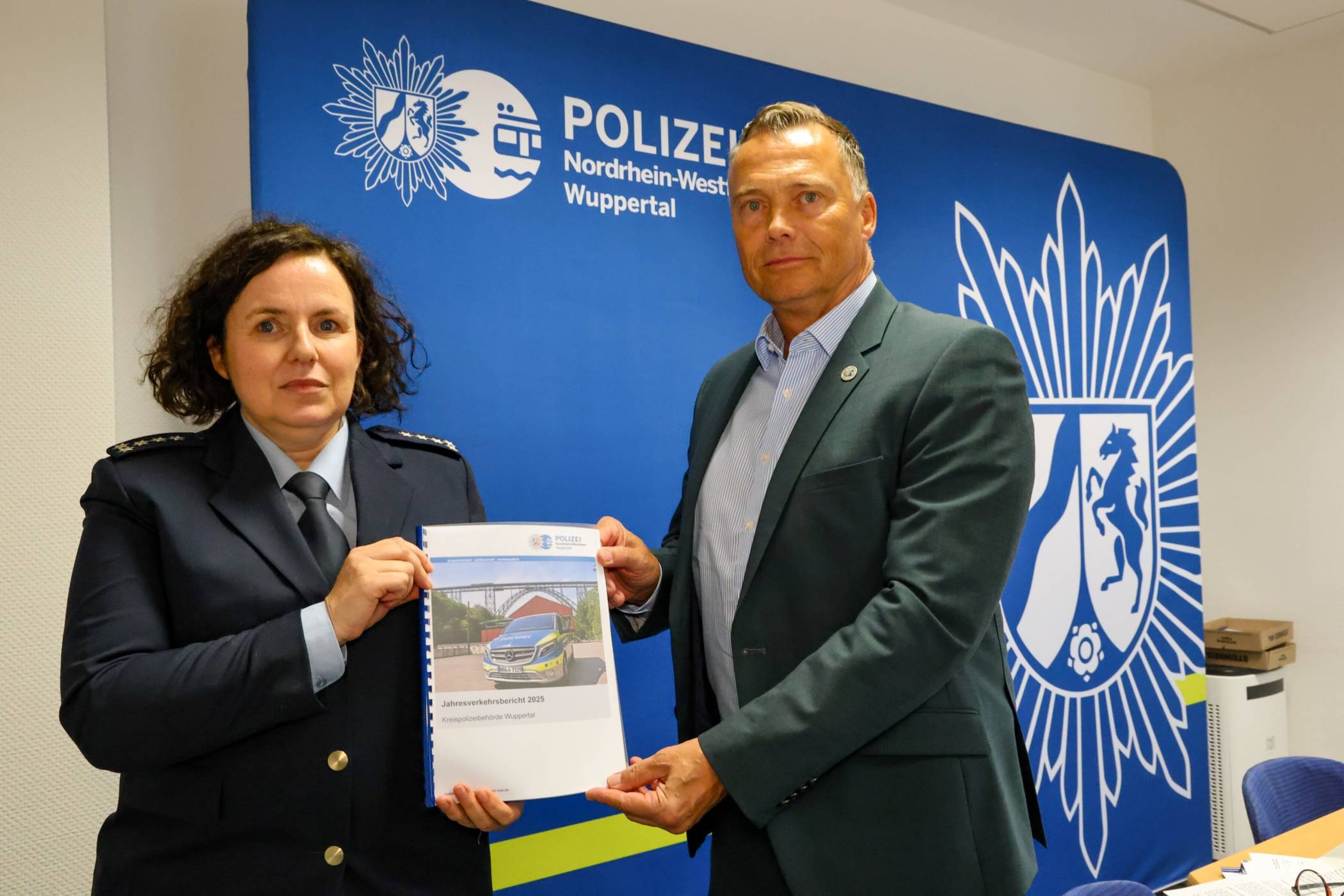  Die Erste Polizeihauptkommissarin Christina Hermann (Leiterin der Führungsstelle der Direktion Verkehr des Polizeipräsidiums Wuppertal) und Polizeipräsident Markus Röhrl. 