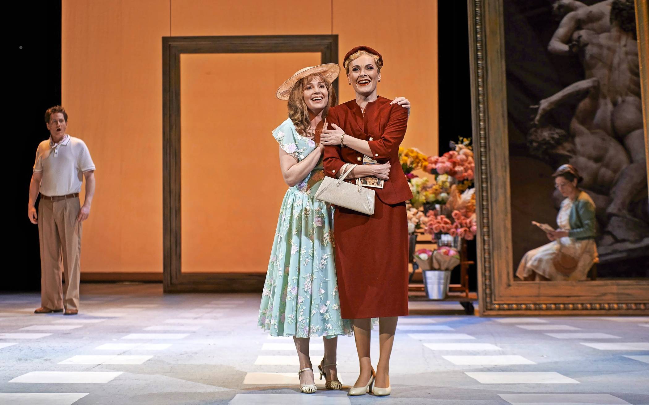  Zentralgestirn von „Das Licht auf der Piazza“ sind Stefanie Smailes (rechts) und Harriet Jones als Mutter und Tochter Johnson. Im Hintergrund Merlin Wagner als Fabrizio Nacarelli.  