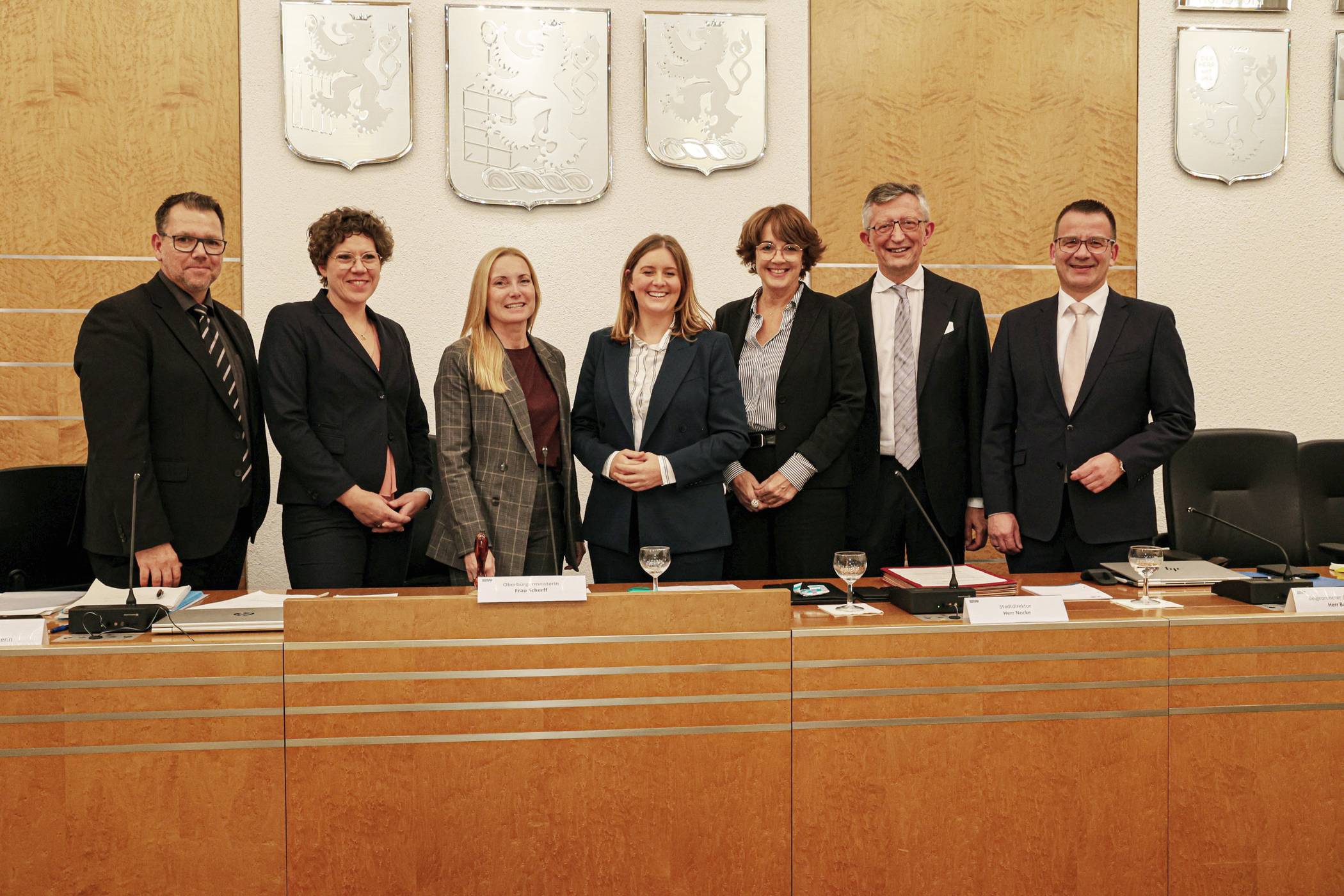  Oberbürgermeisterin Miriam Scherff (Mitte) beim Amtsantritt im November mit dem damaligen Verwaltungsvorstand, für den sie jetzt gleich doppelten Ersatz suchen muss – für den nicht wiedergewählten Stadtdirektor Matthias Nocke (2.v.re.) und Kämmerer Thorsten Bunte (re.), der in gleicher Funktion nach Dortmund wechseln will. 