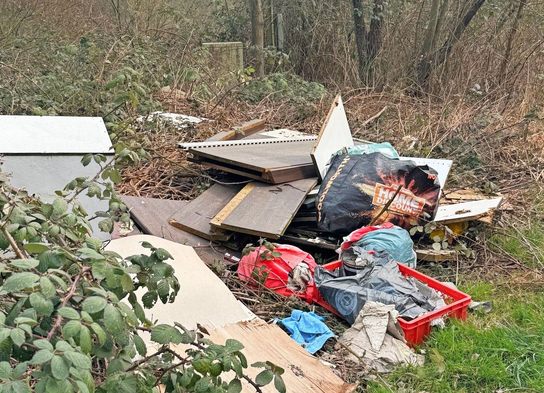   Dieser illegal abgeladene Müll im Ronsdorfer Industriegebiet sorgt für Ärger: Laut dem Mitarbeiter eines in der Nähe anässigen Unternehmens landet hier regelmäßig Abfall.  