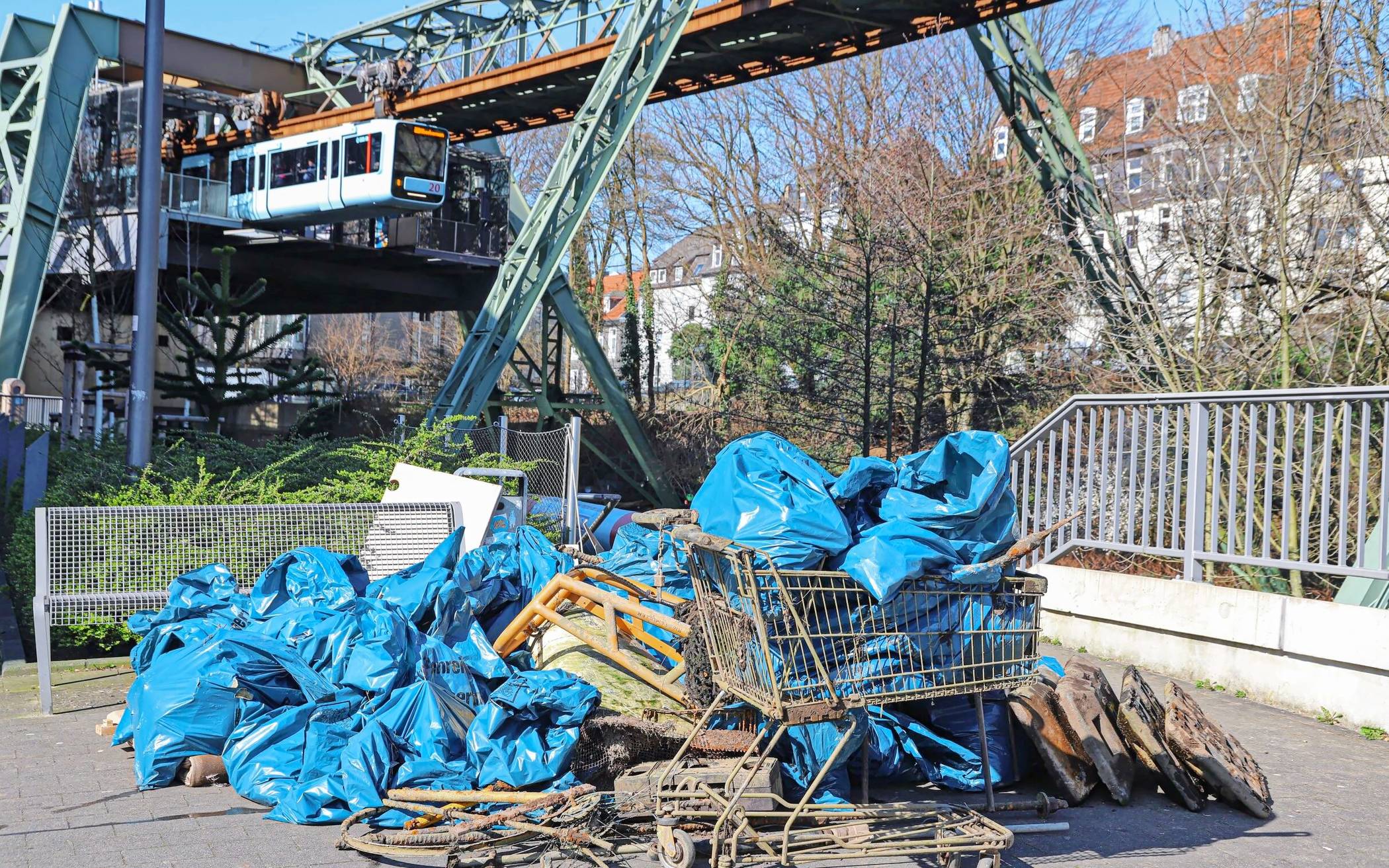  Aus der Wupper gefischt: An der Sammelstelle Loher Brücke hatten Freiwillige beim Wupperputz im vergangenen Jahr ihre „Trophäen“ angehäuft, sodass sie von den Abfallbetrieben abgeholt und entsorgt werden konnten.  