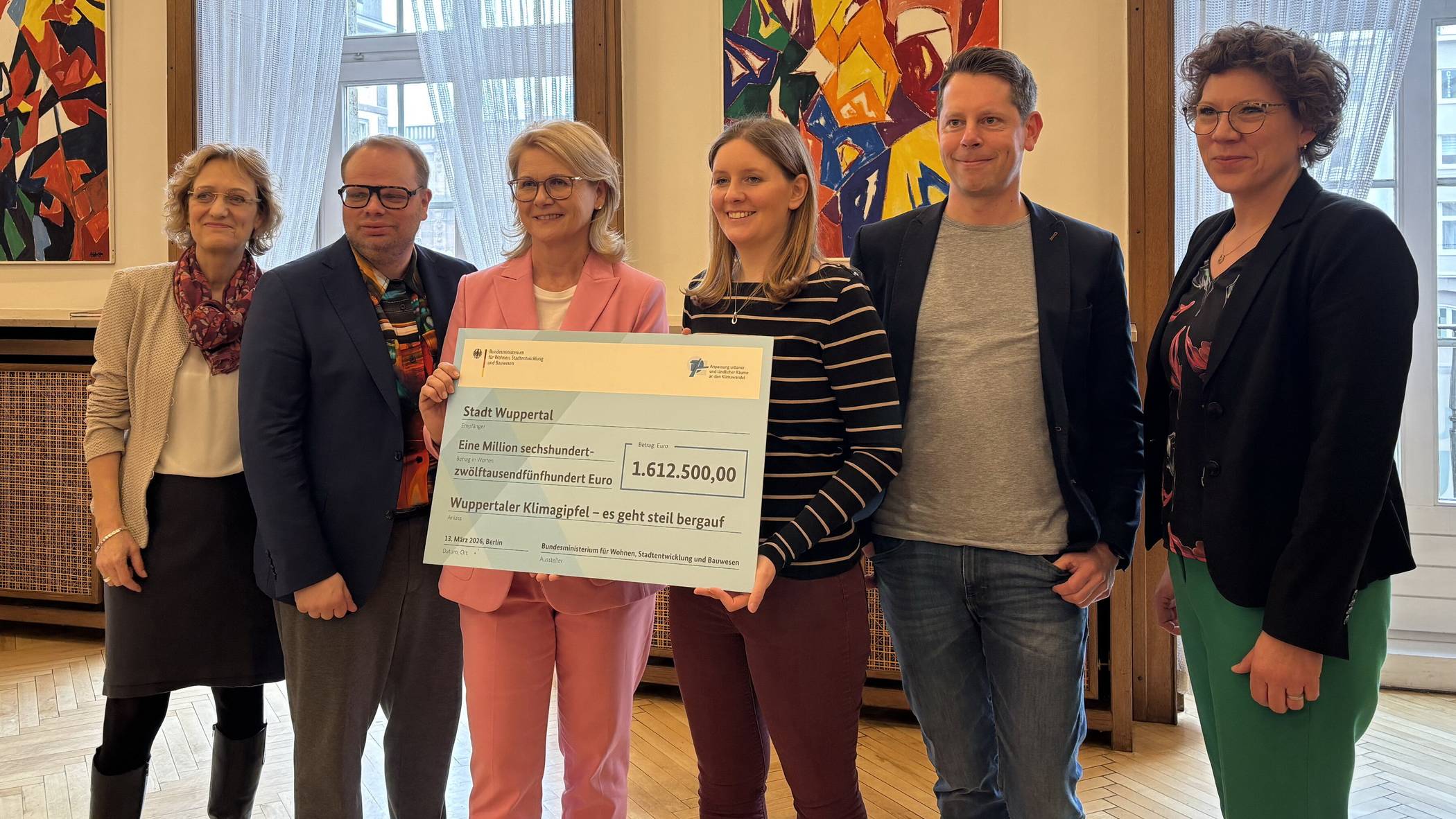  Von li.: Annette Berendes (Ressortleiterin Grünflächen &amp; Forsten), MdB Helge Lindh, Parlamentarische Staatssekretärin Sabine Poschmann, OB Miriam Scherff, Projektverantwortlicher Alexander Richter (städtische Freiraumplanung) und Dezernentin Dr. Kathrin Linthorst. 