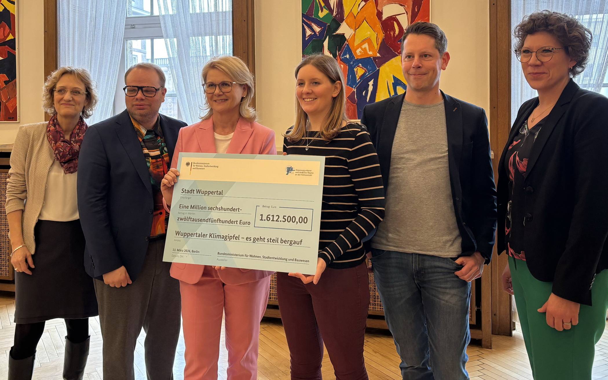 Von li.: Annette Berendes (Ressortleiterin Grünflächen