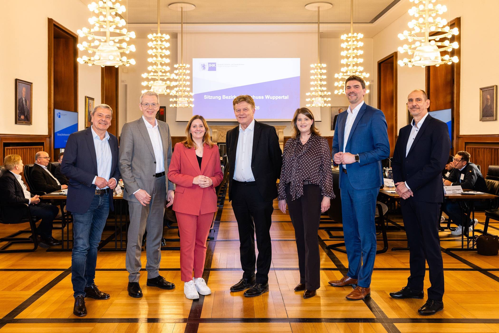 Miriam Scherff (3.v.li.) war zu Gast im IHK-Bezirksausschuss Wuppertal mit (v.l.) IHK-Vizepräsident Peter Krämer, IHK-Vizepräsident Dr. Andreas Groß, IHK-Hauptgeschäftsführer Michael Wenge, IHK-Vizepräsidentin Katrin Becker, IHK-Präsident Henner Pasch und IHK-Geschäftsführer Thomas Wängler.