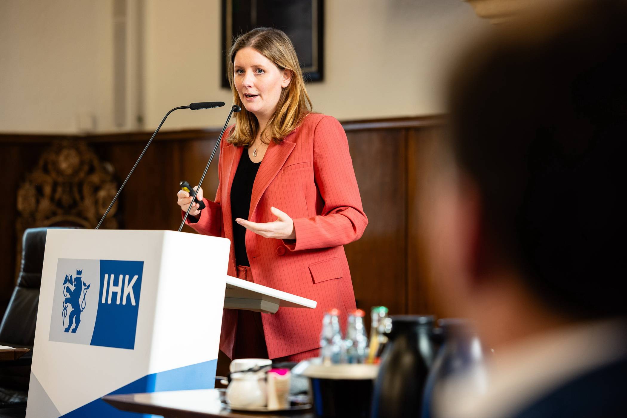  Miriam Scherff stellte den „Wuppertal-Plan“ vor und diskutierte mit mehr als 40 Unternehmerinnen und Unternehmern. 