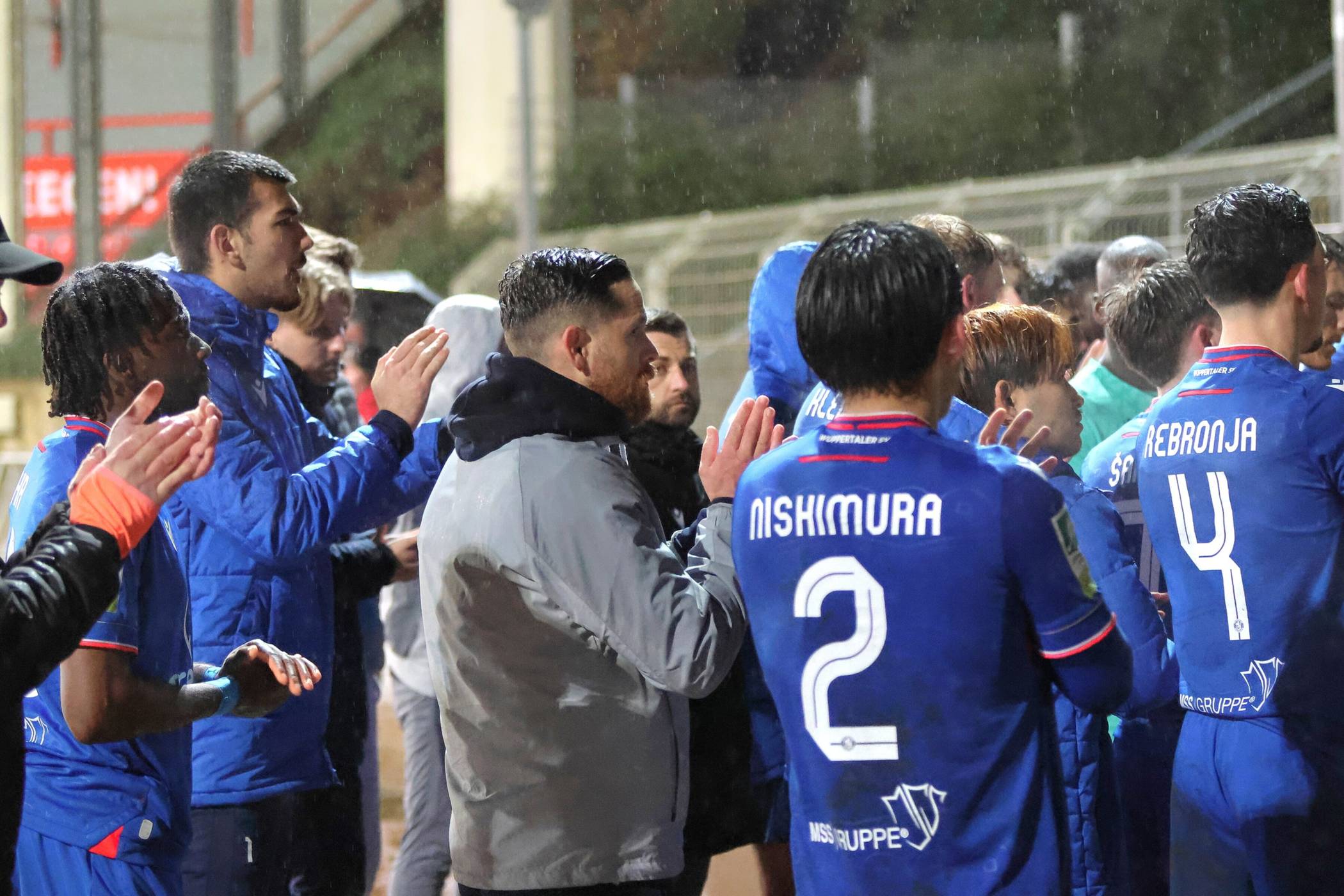  WSV-Trainer Mike Wunderlich nach dem Spiel in Siegen mit dem Team am Zaun bei Fans. 
