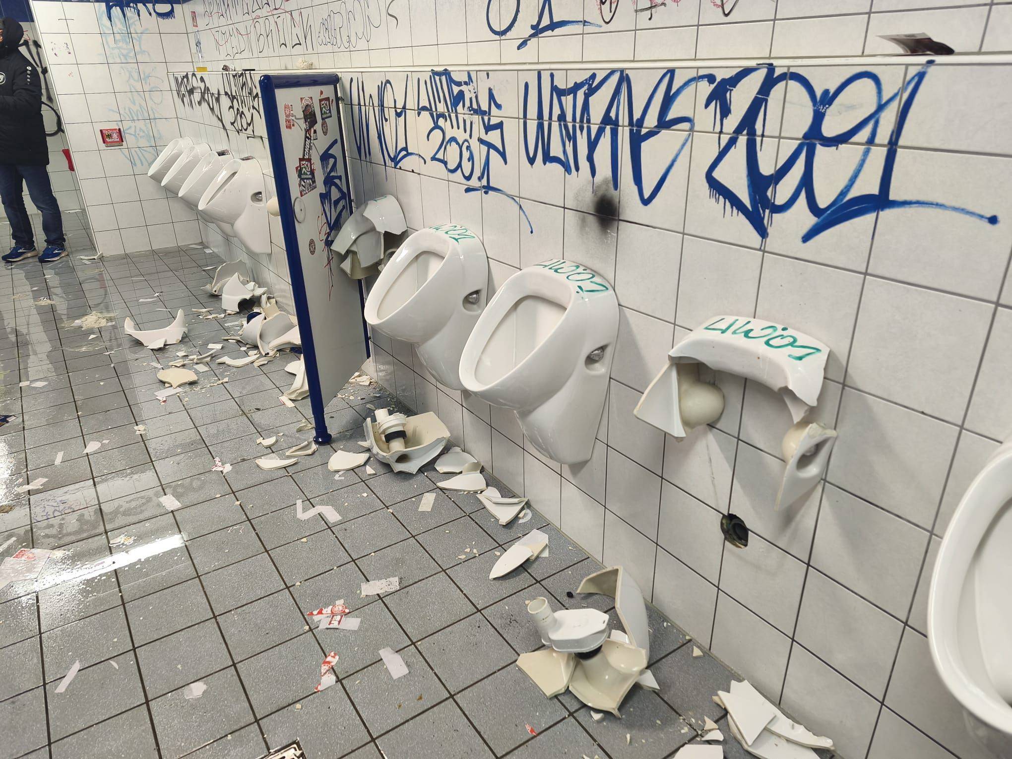  Die erheblich beschädigte Gästetoilette im Leimbachstadion. 