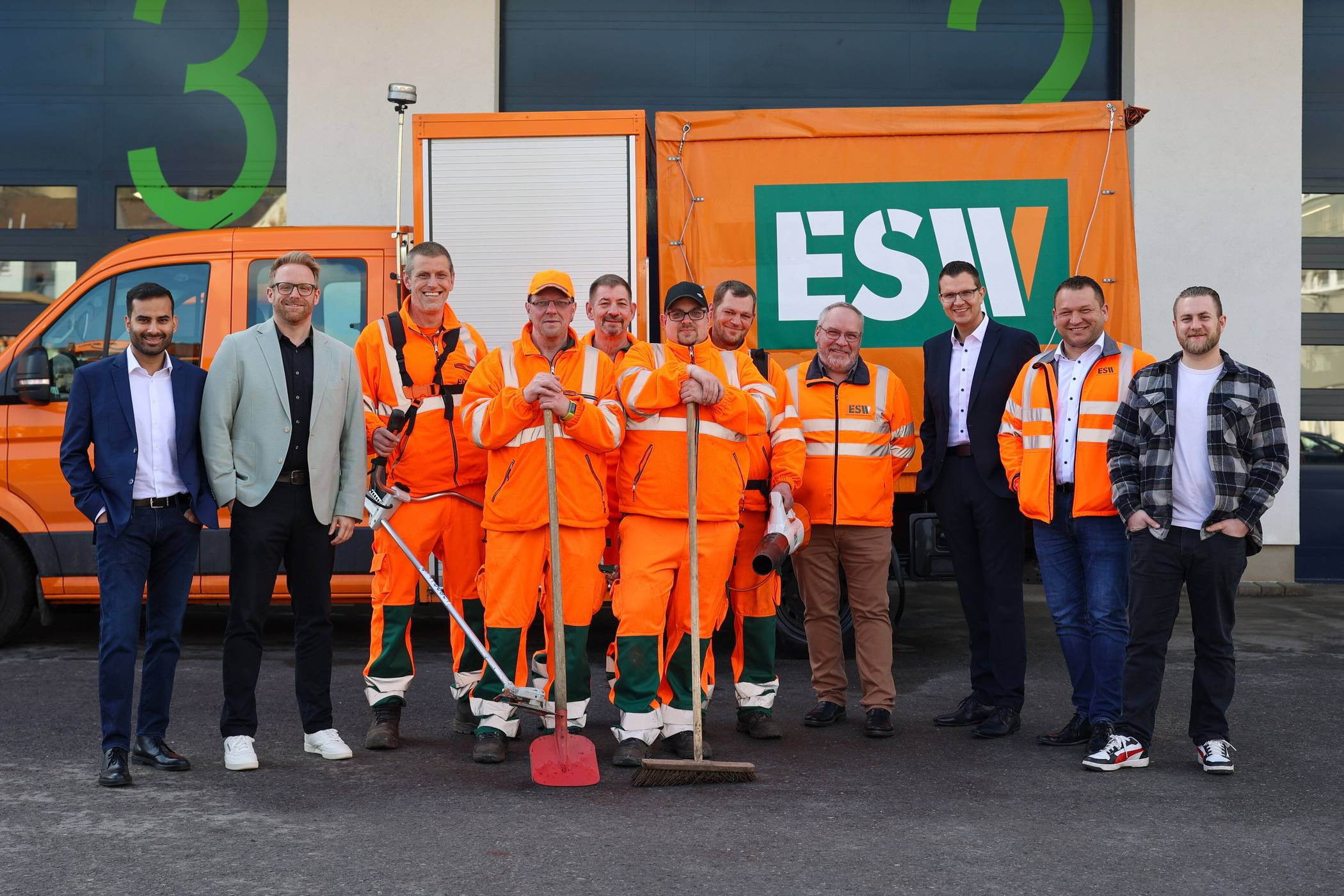  Von li.: Shamail Arshad (Assistent der ESW-Betriebsleitung), Betriebsleiter Daniel Pfordt, die Mitarbeiter des Wildwuchsteams Stephan Röder, Wolfgang Weber, Teamleiter Bernd Dierich, Alex Trümper und Kevin Krüger mit Sachgebietsleiter Andreas Wenger, Betriebsleiter Sascha Grabowski, Lukas Kwiotek (Abteilungsleiter für die Bereiche Straßenreinigung und Winterdienst) und Personalrat Pascal von der Twer. 