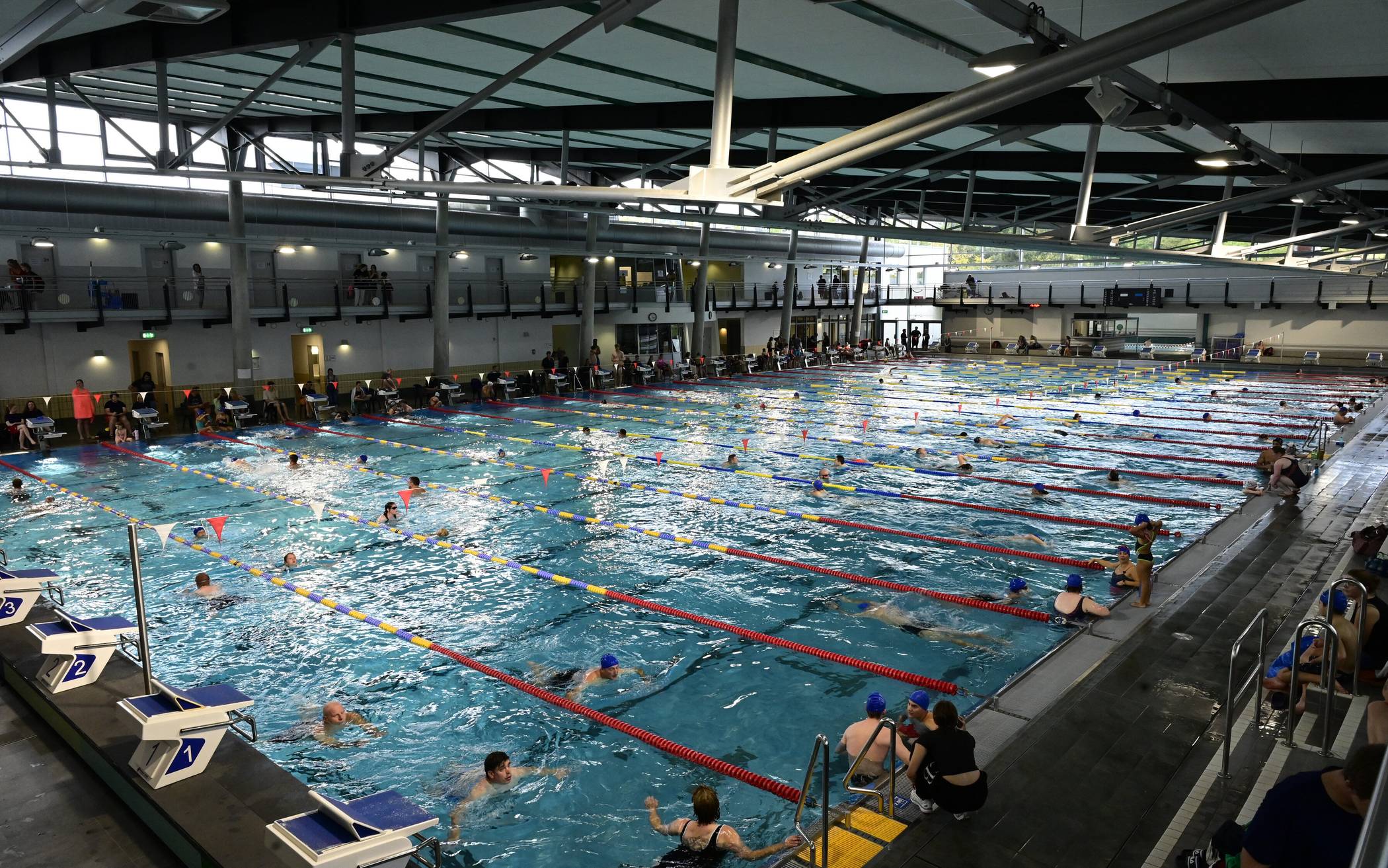 Schulen schwimmen am Küllenhahn um die Titel