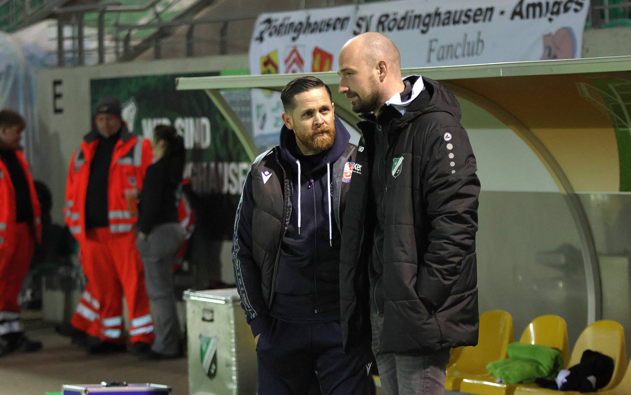 Die Trainer Mike Wunderlich (li.) und