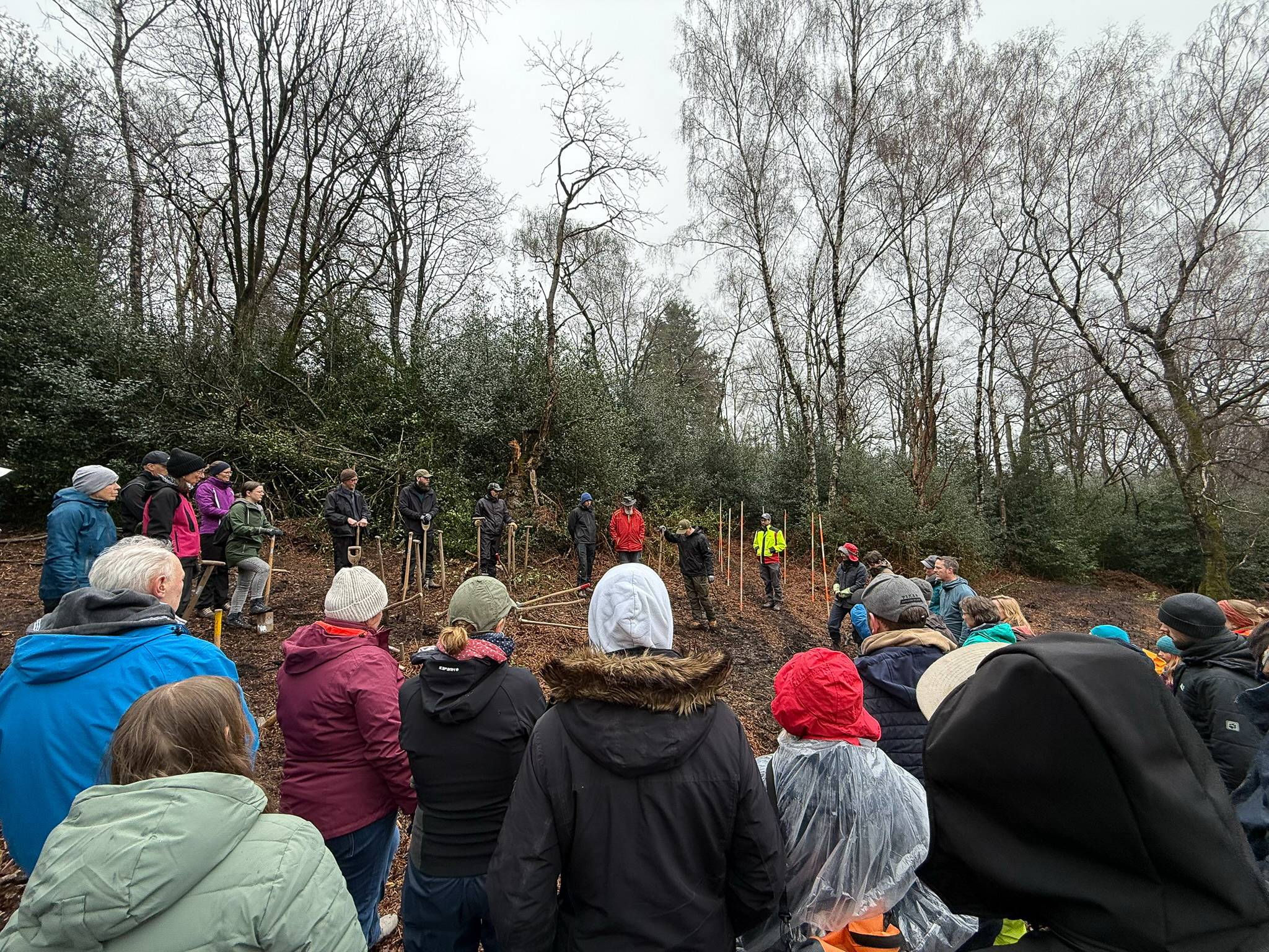  Die Helferinnen und Helfer hörten der Einweisung zur Pflanzung der Linden- und Kastanienjungbäume durch das Forstamt aufmerksam zu. 