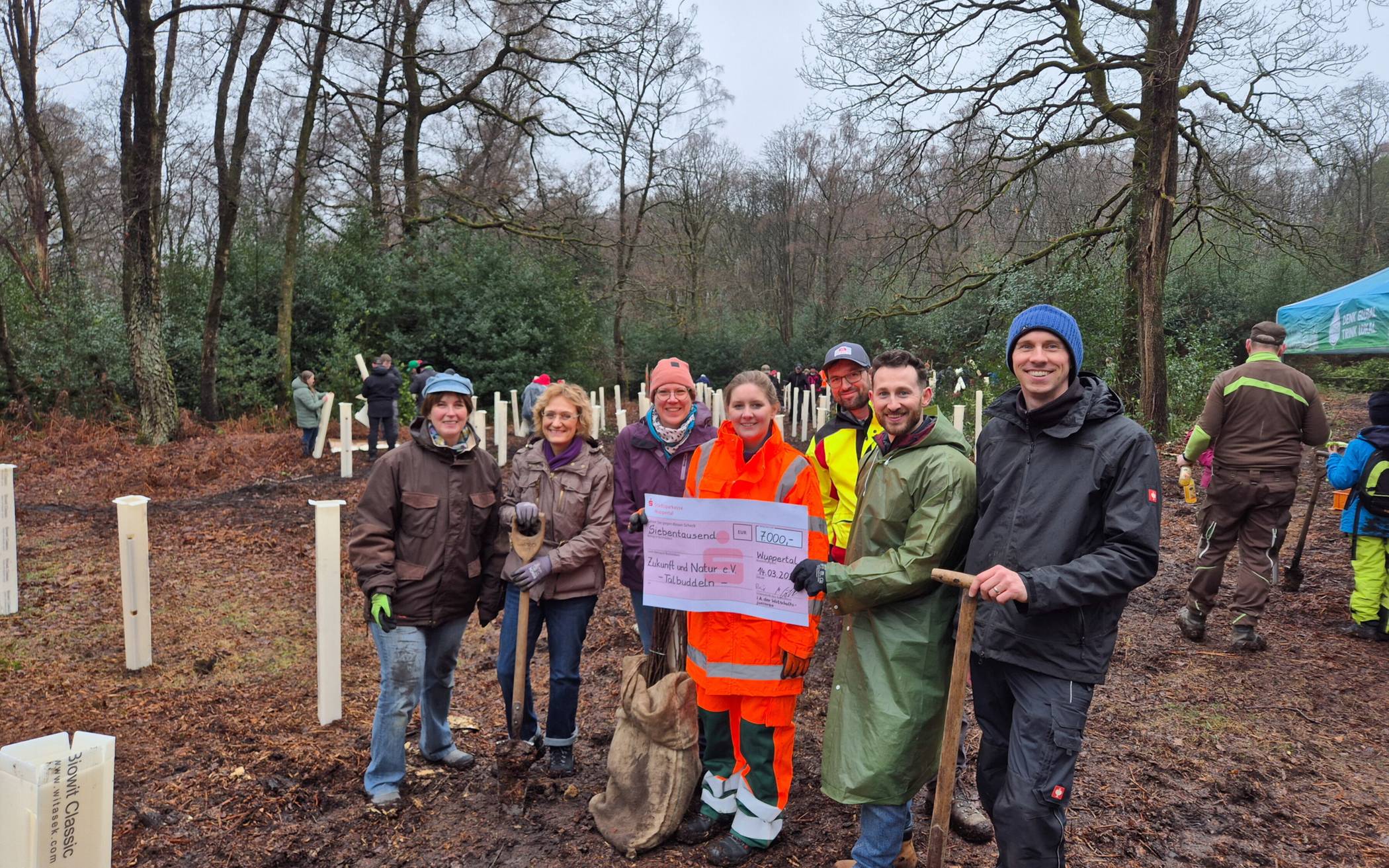 Über 50 Freiwillige pflanzten 700 Bäume in Ronsdorf