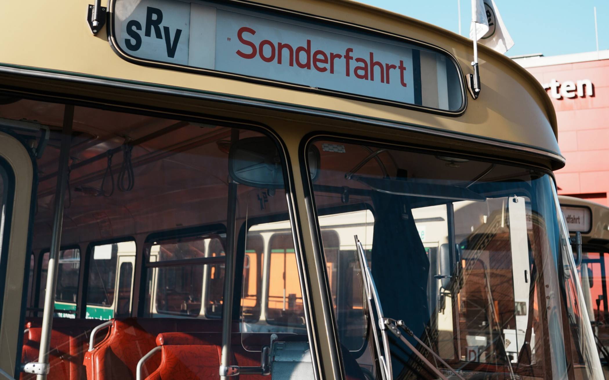 Los geht es am Engels-Haus.