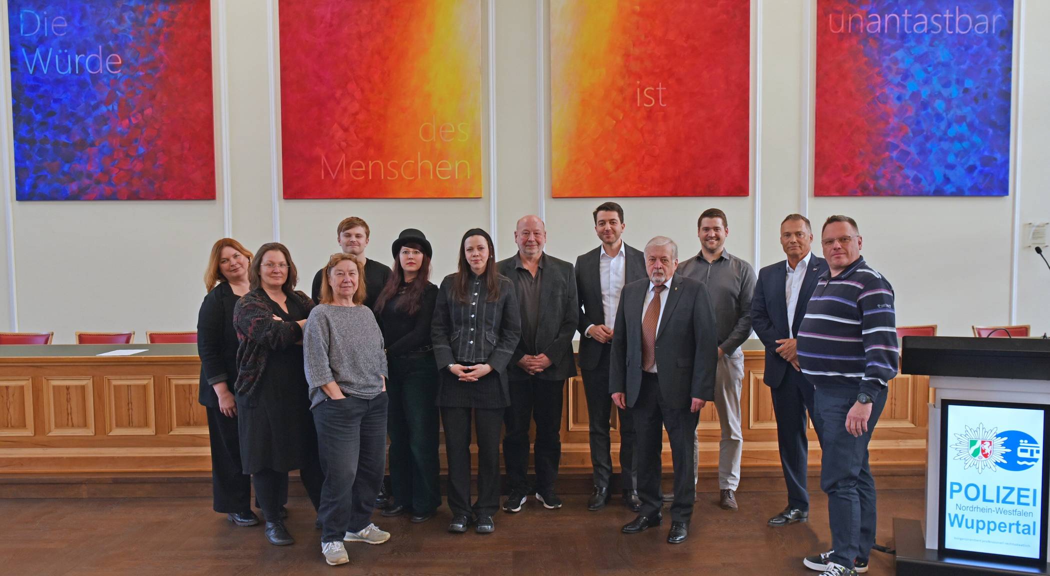  Von li.: Tanja Kreimendahl (Remscheid), Jessica Schliewe (Solingen), Marina Dobbert (Solingen), Luis Pinkall (Remscheid), Liliane-Viola Pollmann (Wuppertal), Deborah Sobotta (Wuppertal), Arno Schirmer (Wuppertal), Rafael Sarlak (Solingen), Hans-Hermann Lücke (Wuppertal), Dr. Alexander Hobusch (Wuppertal), Markus Röhrl (Polizeipräsident) und Heiko Meins (Wuppertal). 