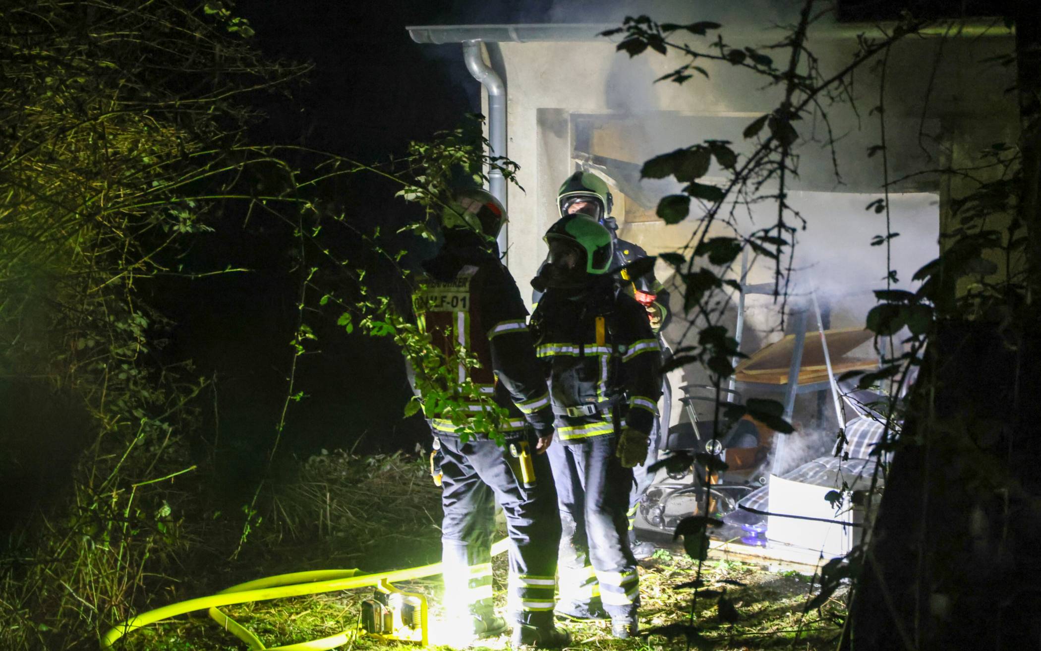 Der Rauch quoll ins Freie.