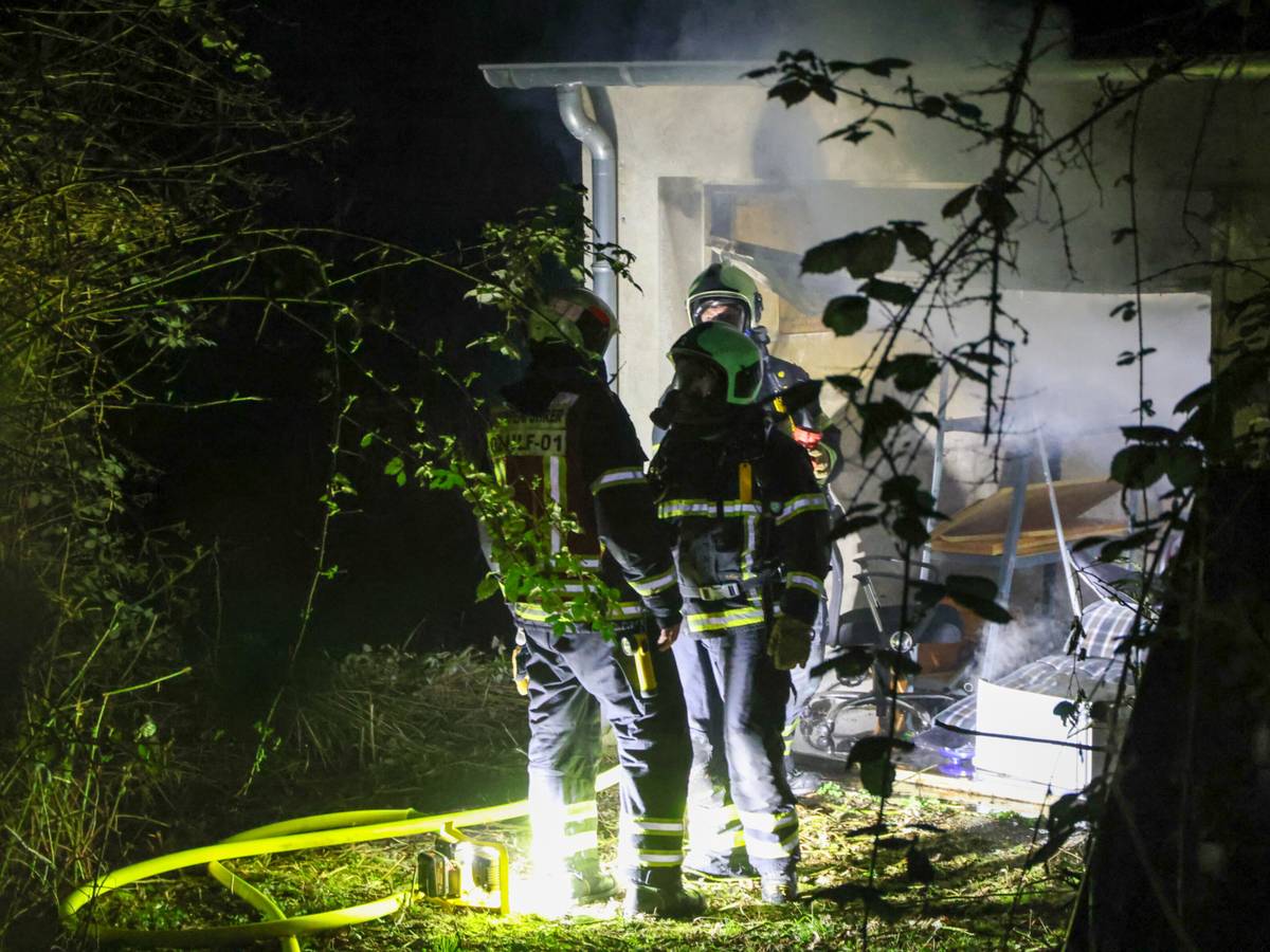 Feuerwehr löscht Brand in Garage