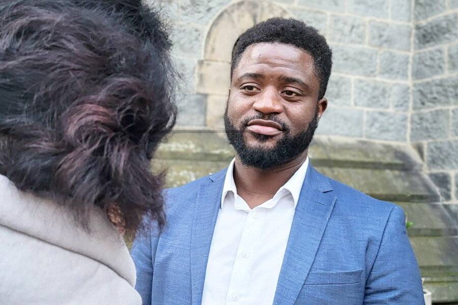  Omid im Gespräch mit IEG-Leiter Daniel Njikeu. 