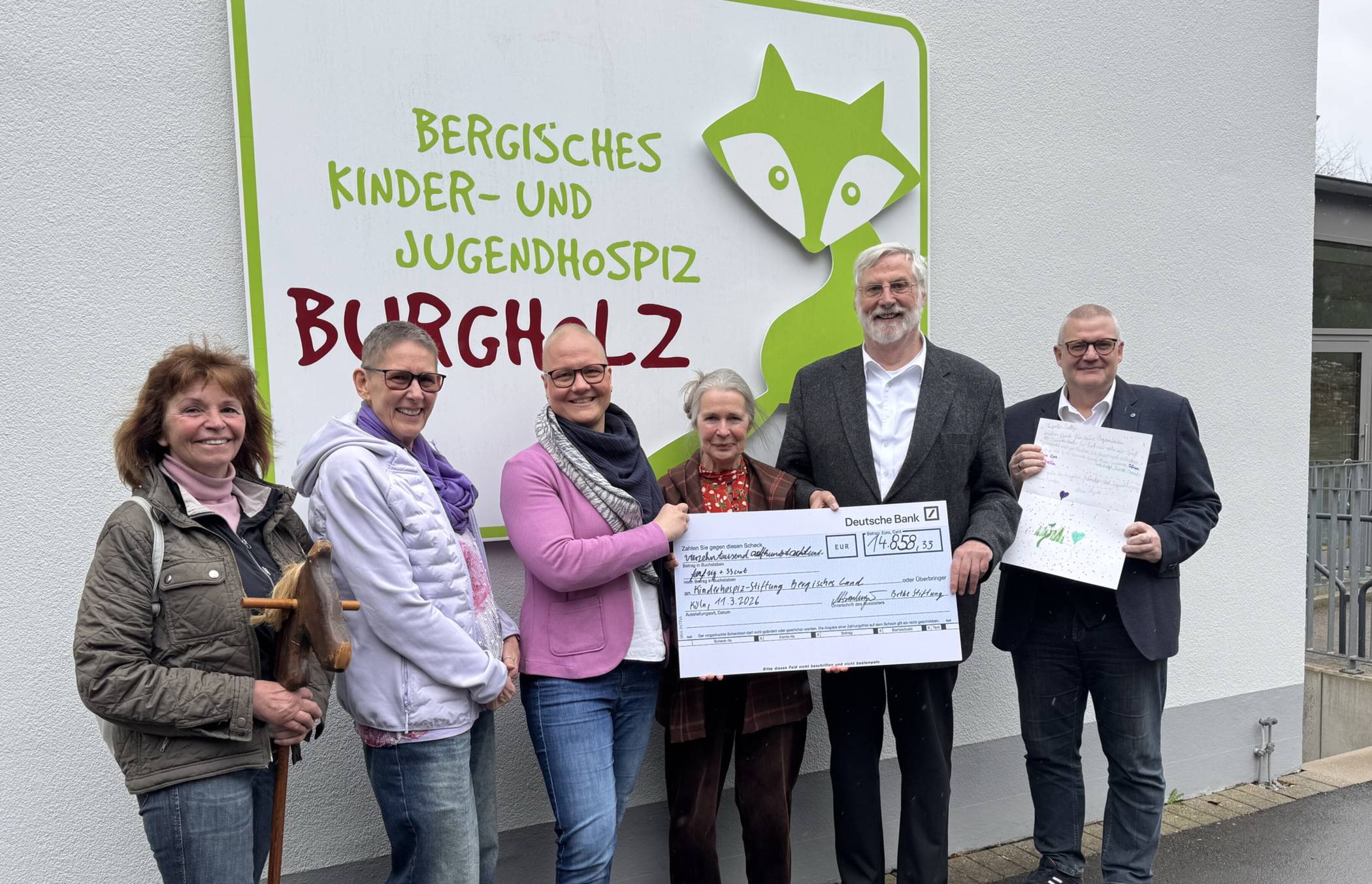Von li.: Angelika Althaus, Angela Groß (beide Teilnehmerinnen der Sudberger Spendenaktion), Kerstin Wülfing (Geschäftsführung des Bergischen Kinder- und Jugendhospizes), Sally Stursberg (Initiatorin der Spendenaktion), Dr. Martin Hamburger (Vorstandsmitglied der Bethe-Stiftung) und Dirk Neumann (Teilnehmer der Spendenaktion) während der symbolischen Spendenscheck-Übergabe.