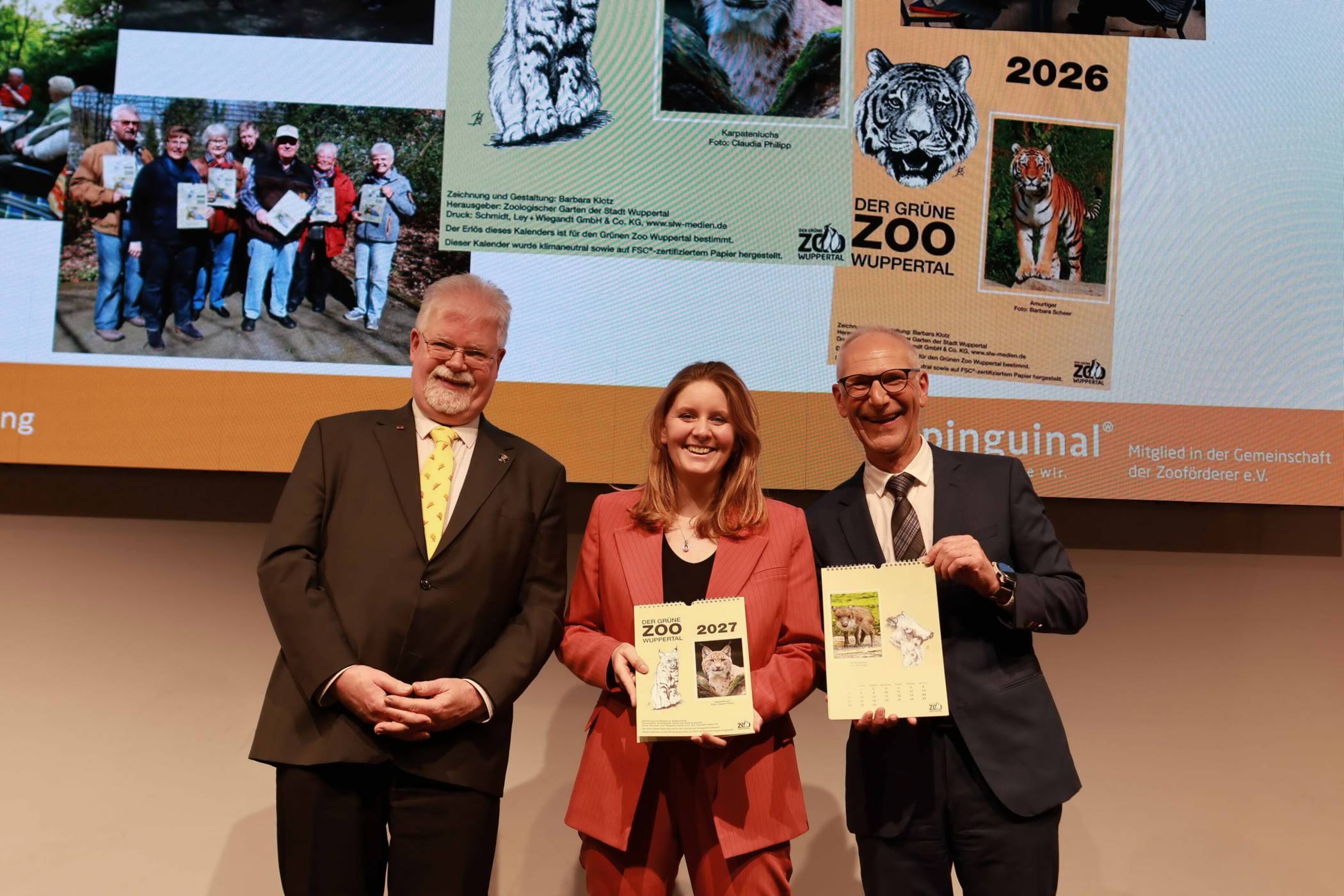  Der 1. Vorsitzende Bruno Hensel (li.) überreichte die Kalender an Oberbürgermeisterin Miriam Scherff und Zoodirektor Dr. Arne Lawrenz. 