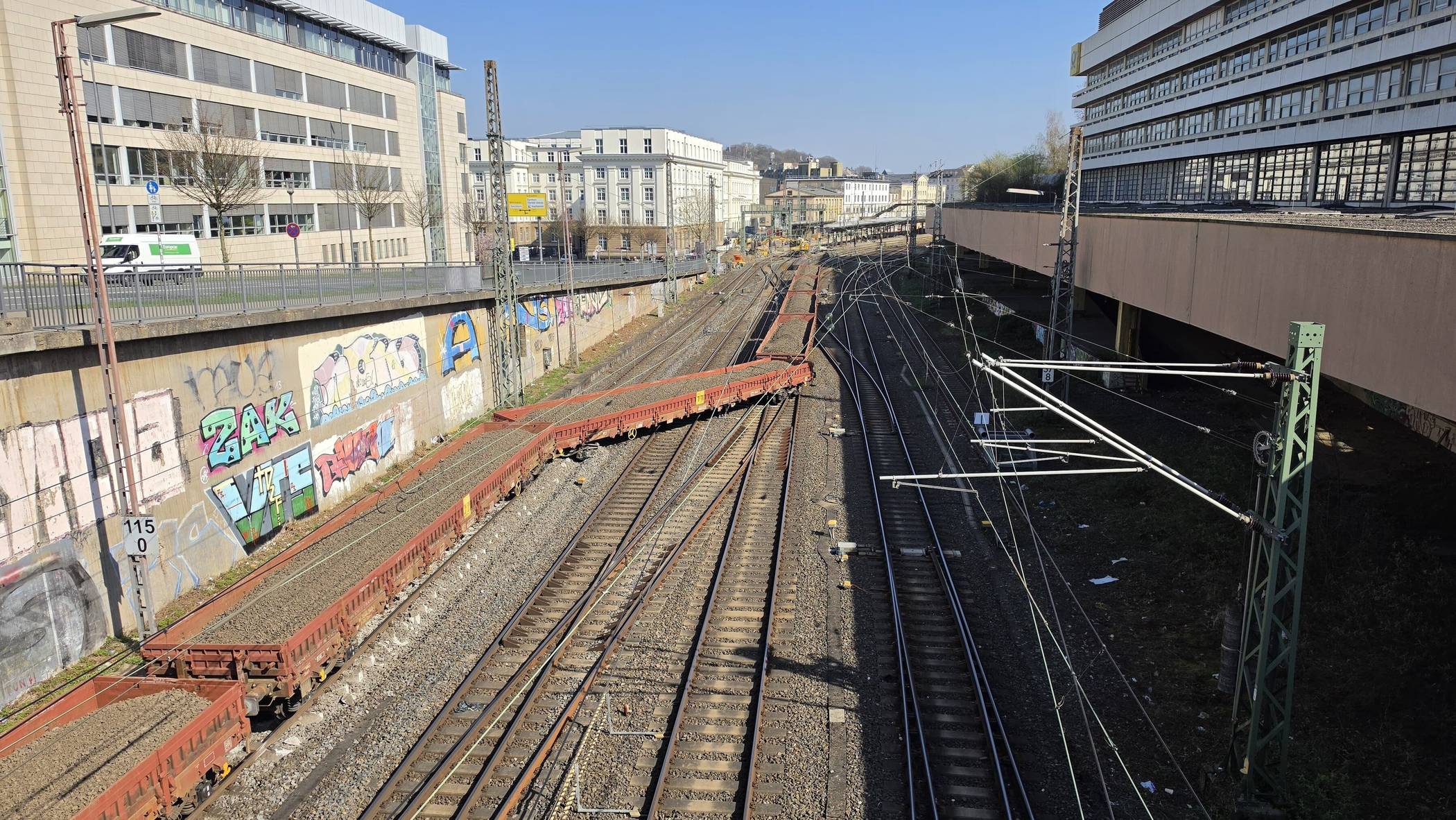  Das Fahrzeug ist teilweise entgleist. 