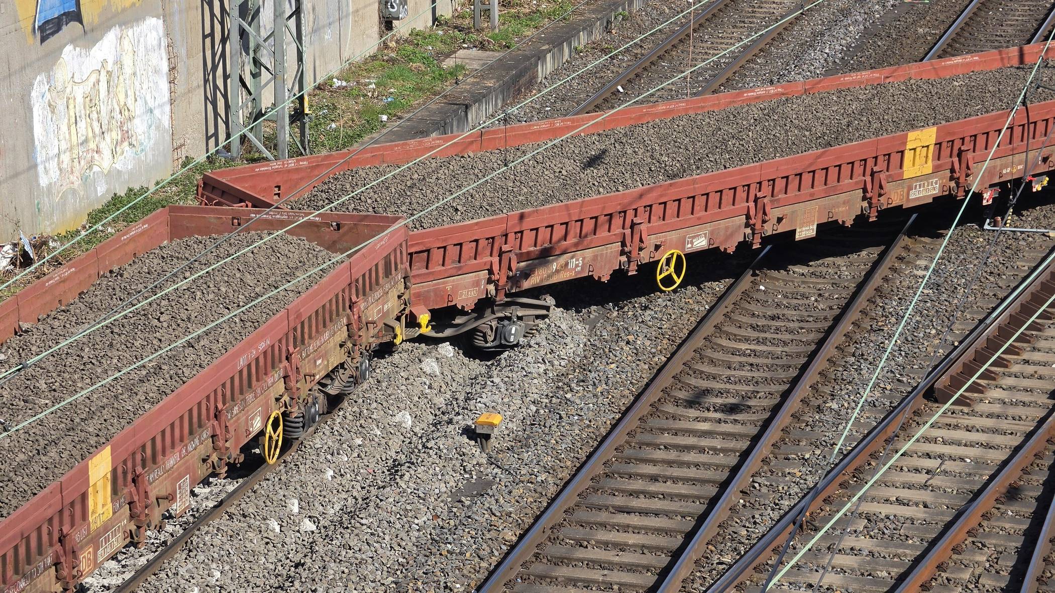  Die Räder sind von der Schiene gesprungen. 