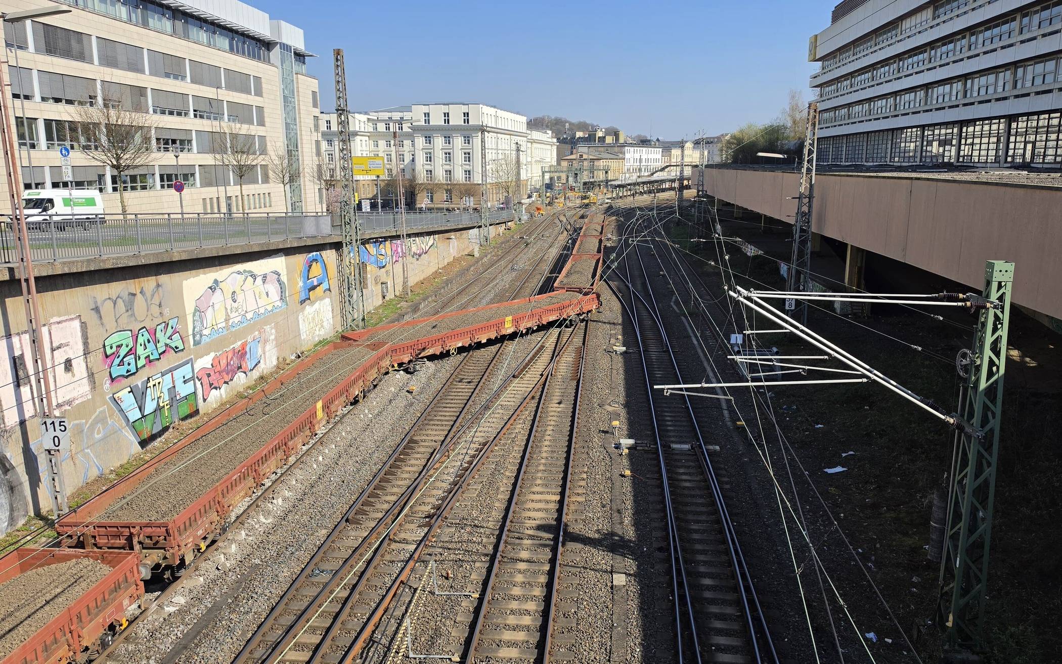 Entgleister Bauzug: Bahnstrecke muss gesperrt werden