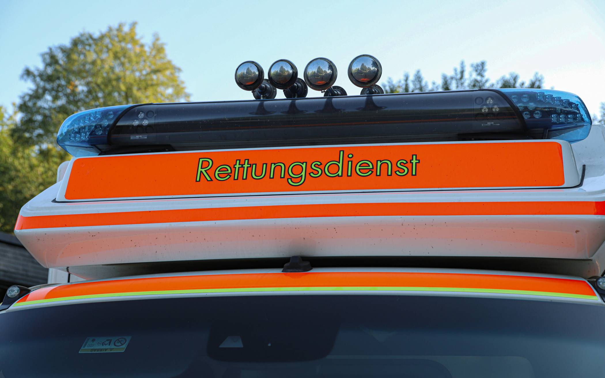 13-Jähriger auf E-Scooter prallt gegen Auto