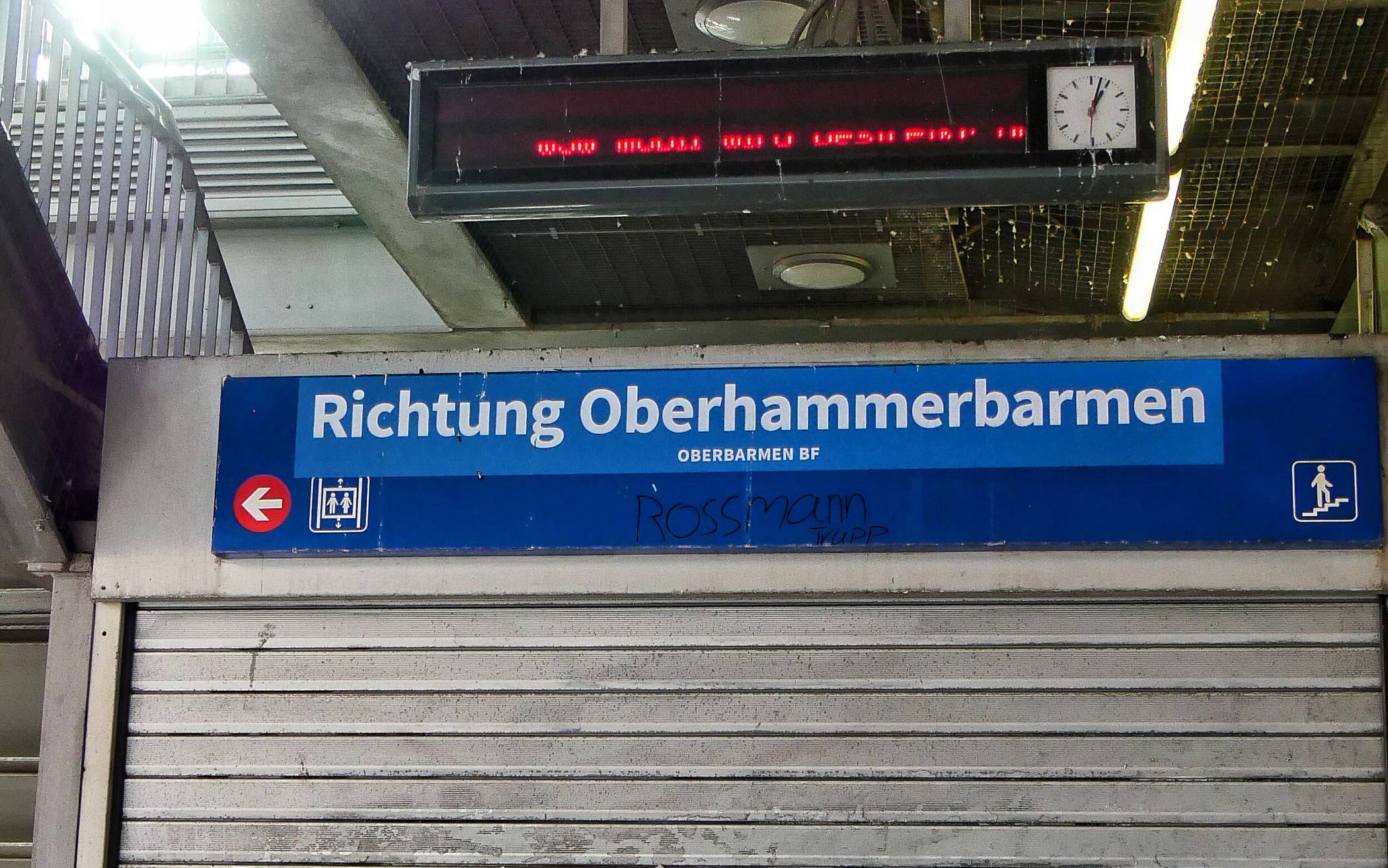  Auch am Sonntag bleiben die Aufgänge verschlossen. 