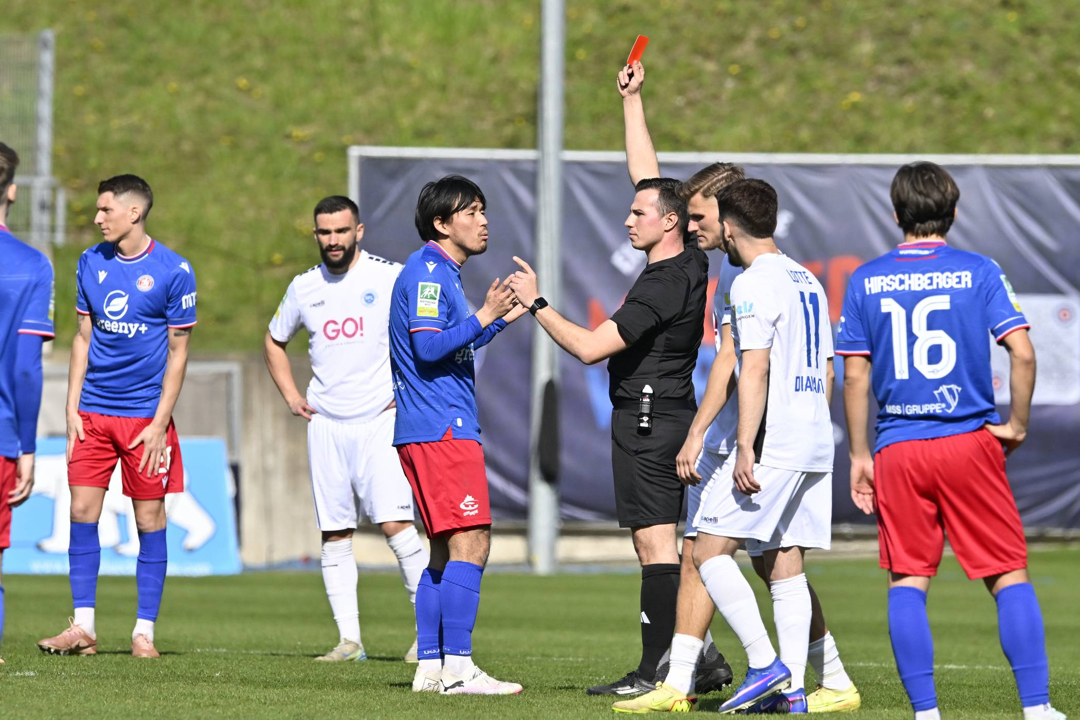  Die Rote Karte gegen Subaru Nishimura. 