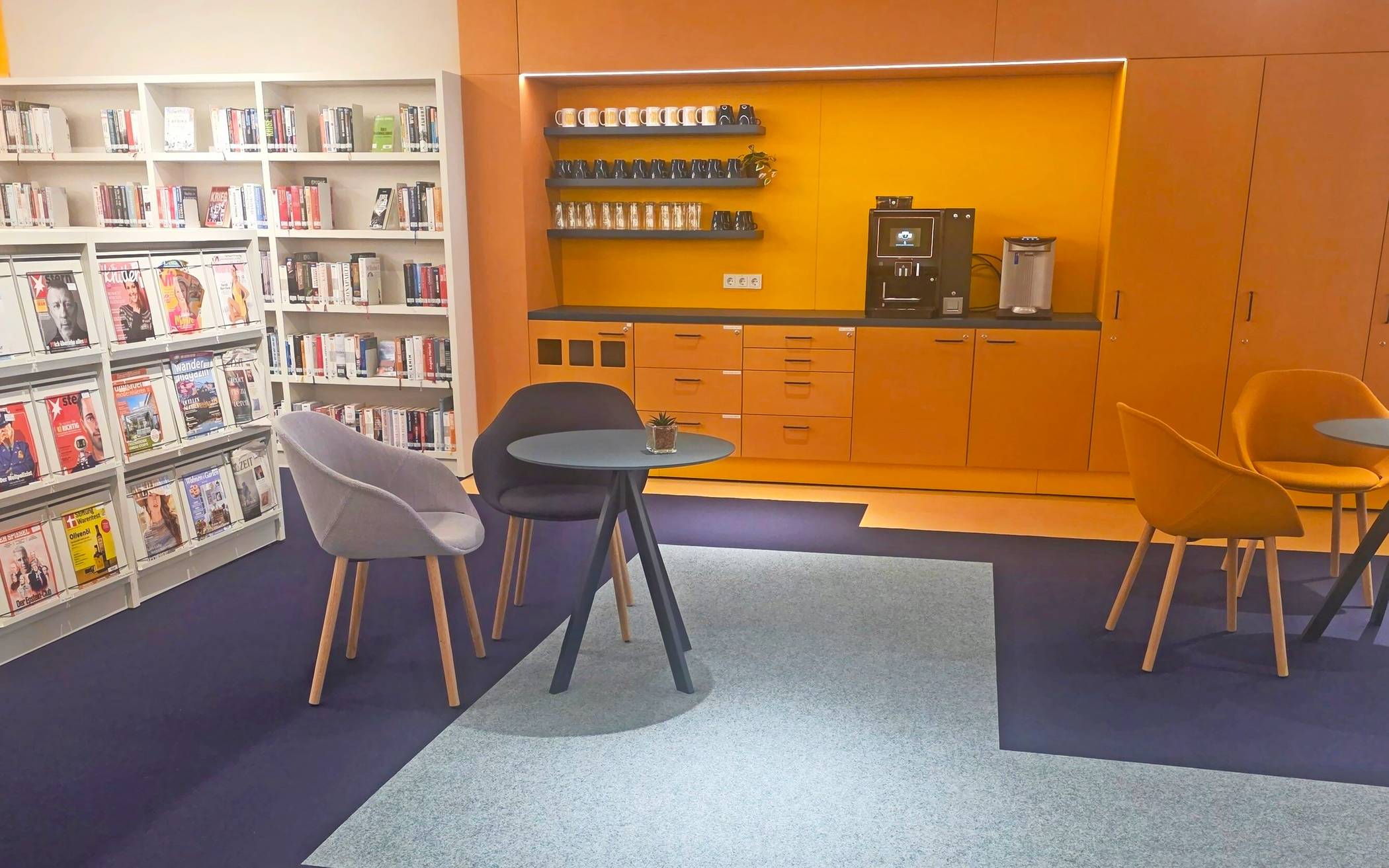  Klein, aber fein: der moderne Cafébereich.  