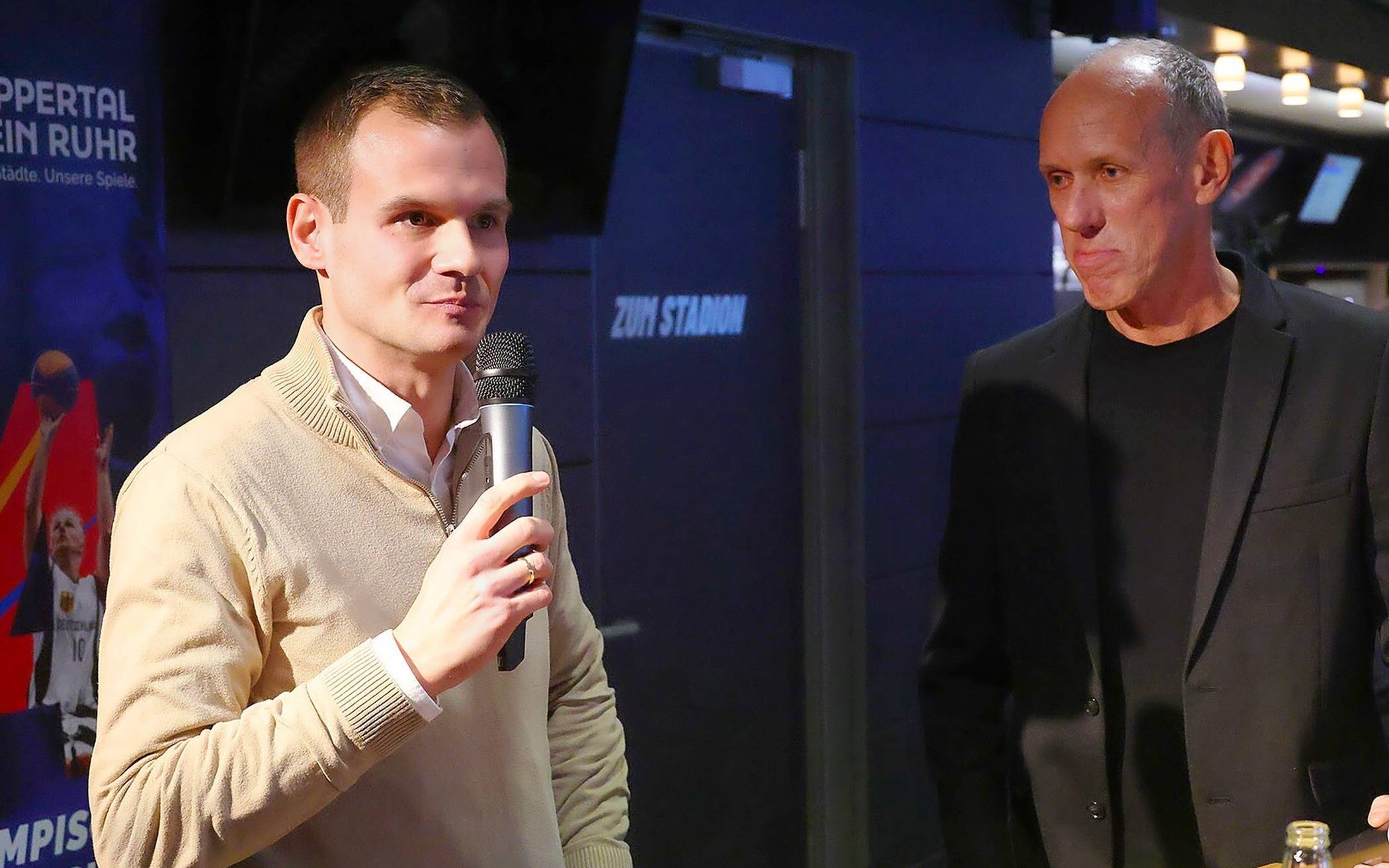 Robin Braun (li.) im Gespräch mit