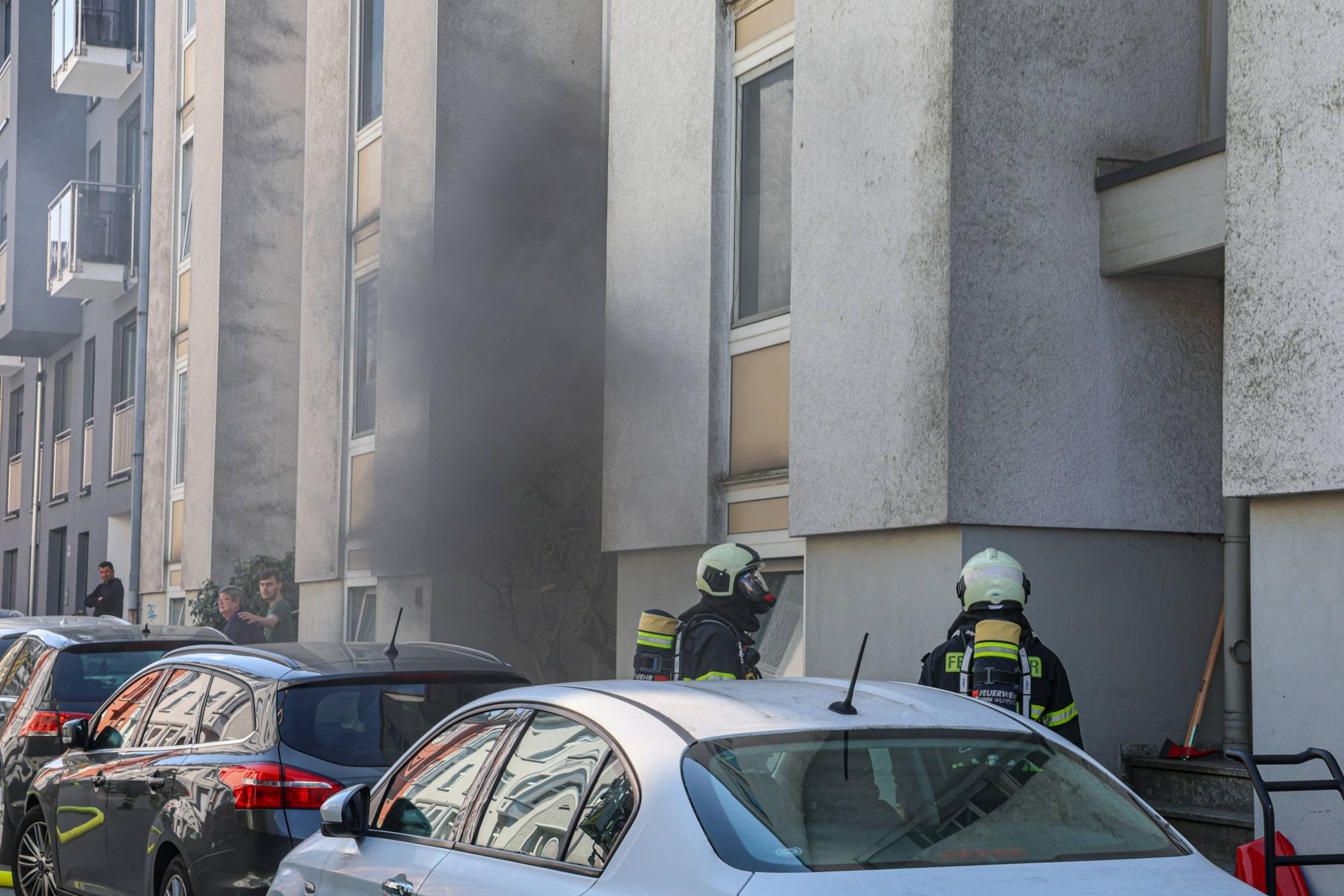  Der Rauch quoll aus den Fenstern. 