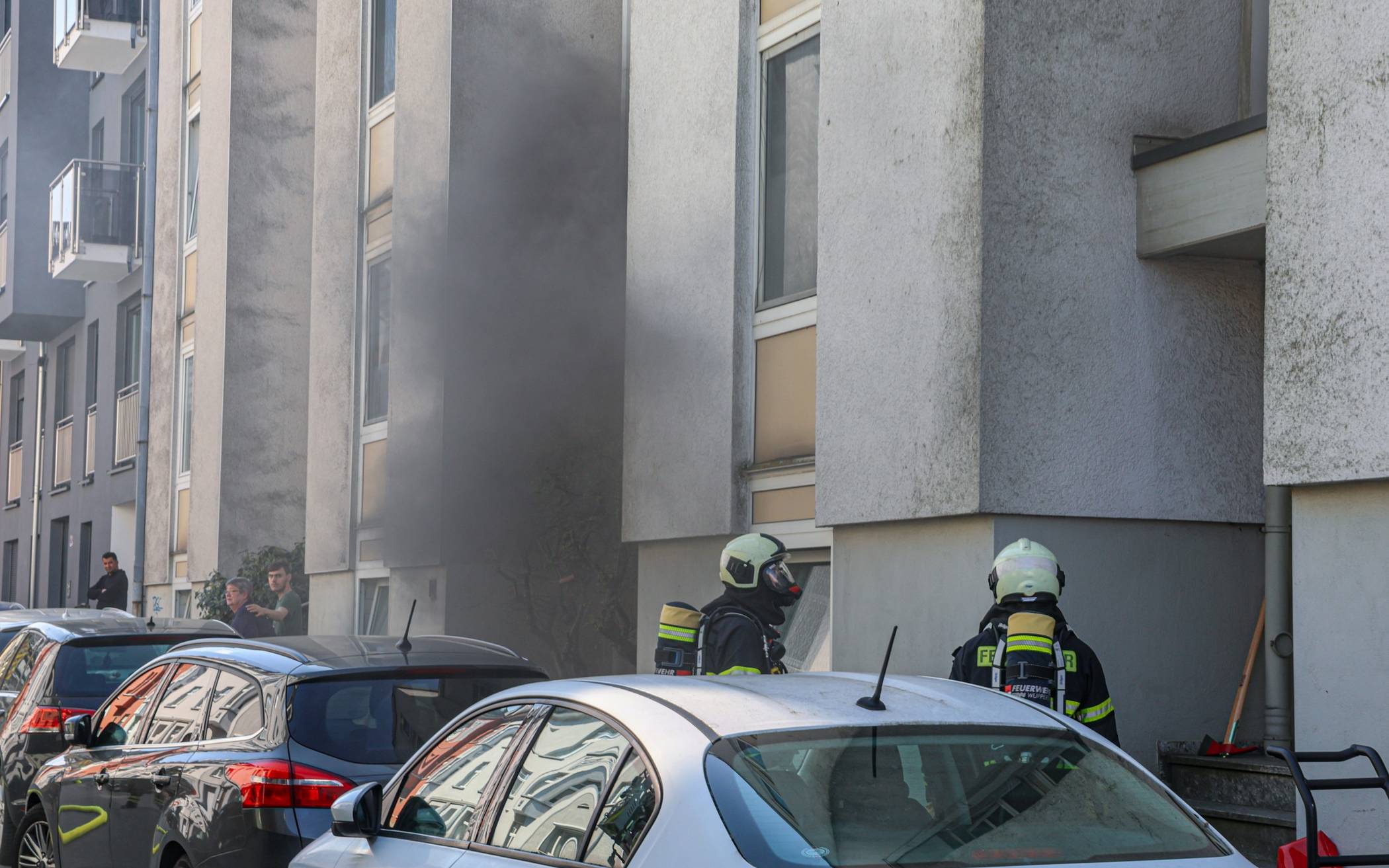Der Rauch quoll aus den Fenstern.