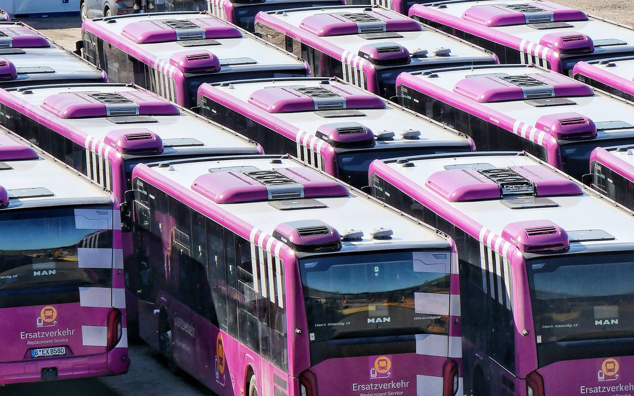 Busse des Schienenersatzverkehrs.