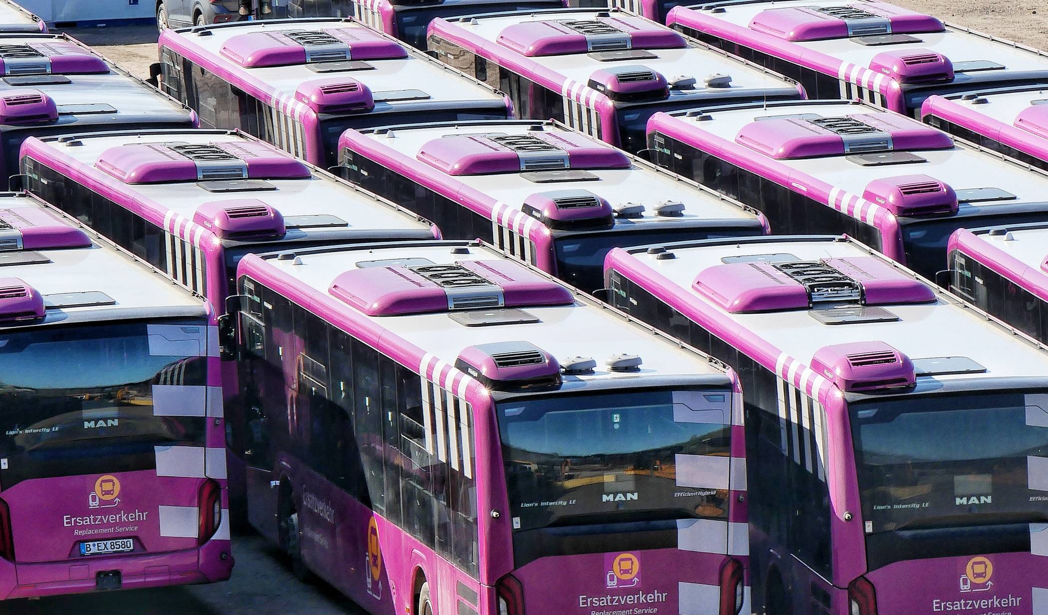  Busse des Schienenersatzverkehrs. 