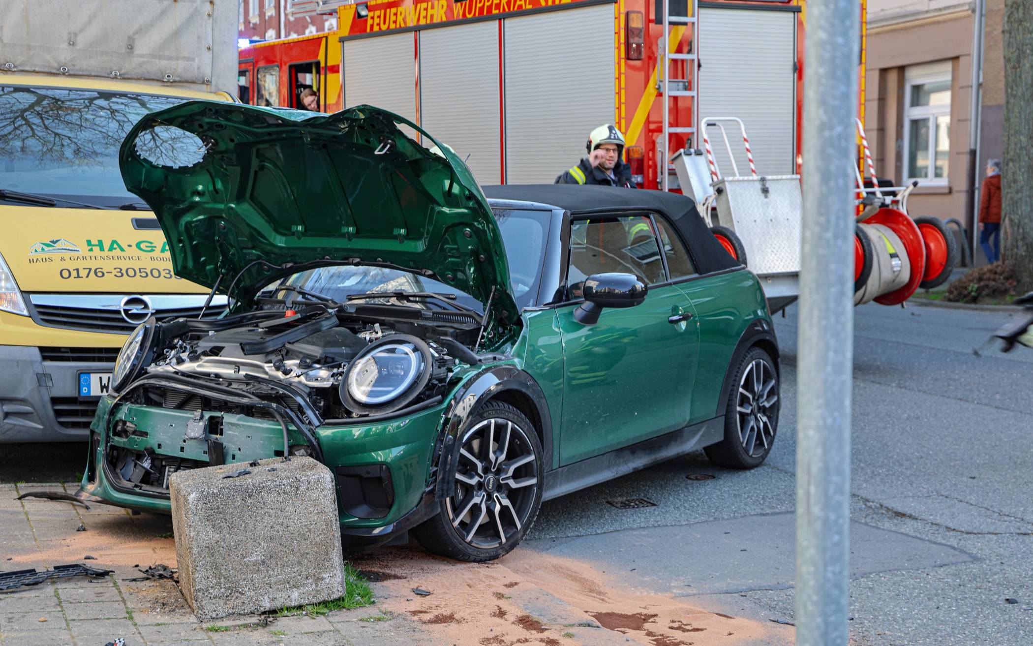 Bilder: Unfall mit Mini in Wuppertal-Langerfeld