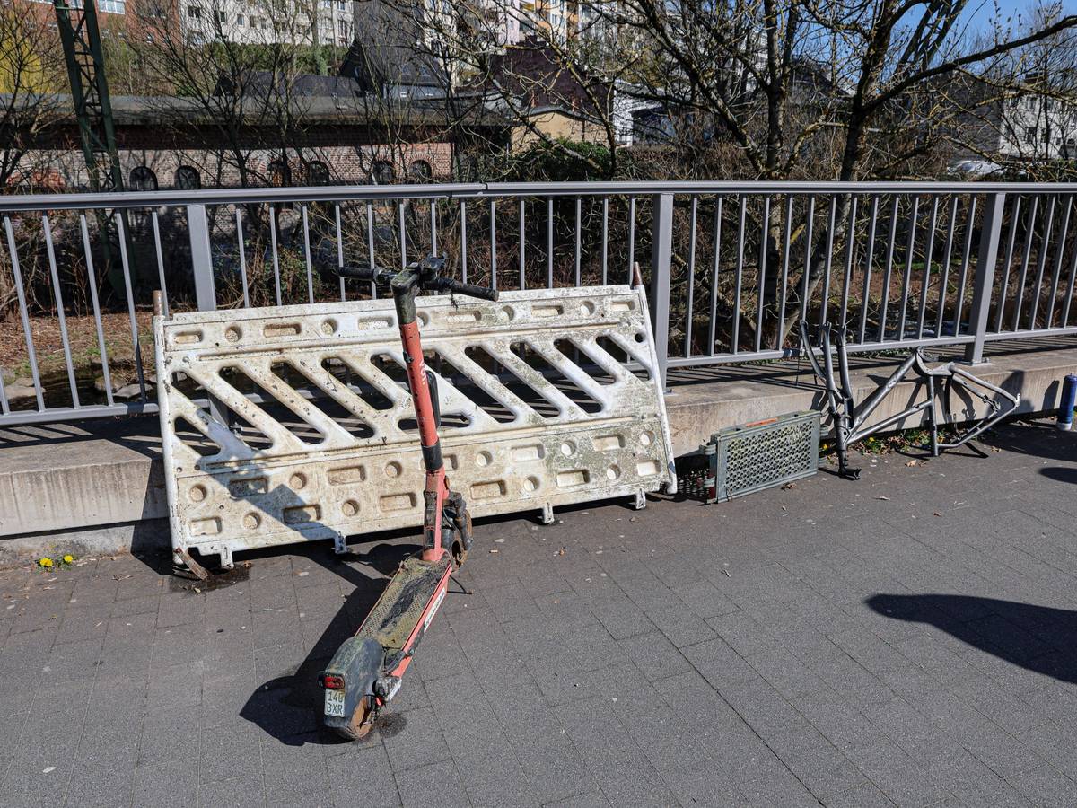 „Wupperputz“: E-Scooter, Baustellenschild und Bettgestell